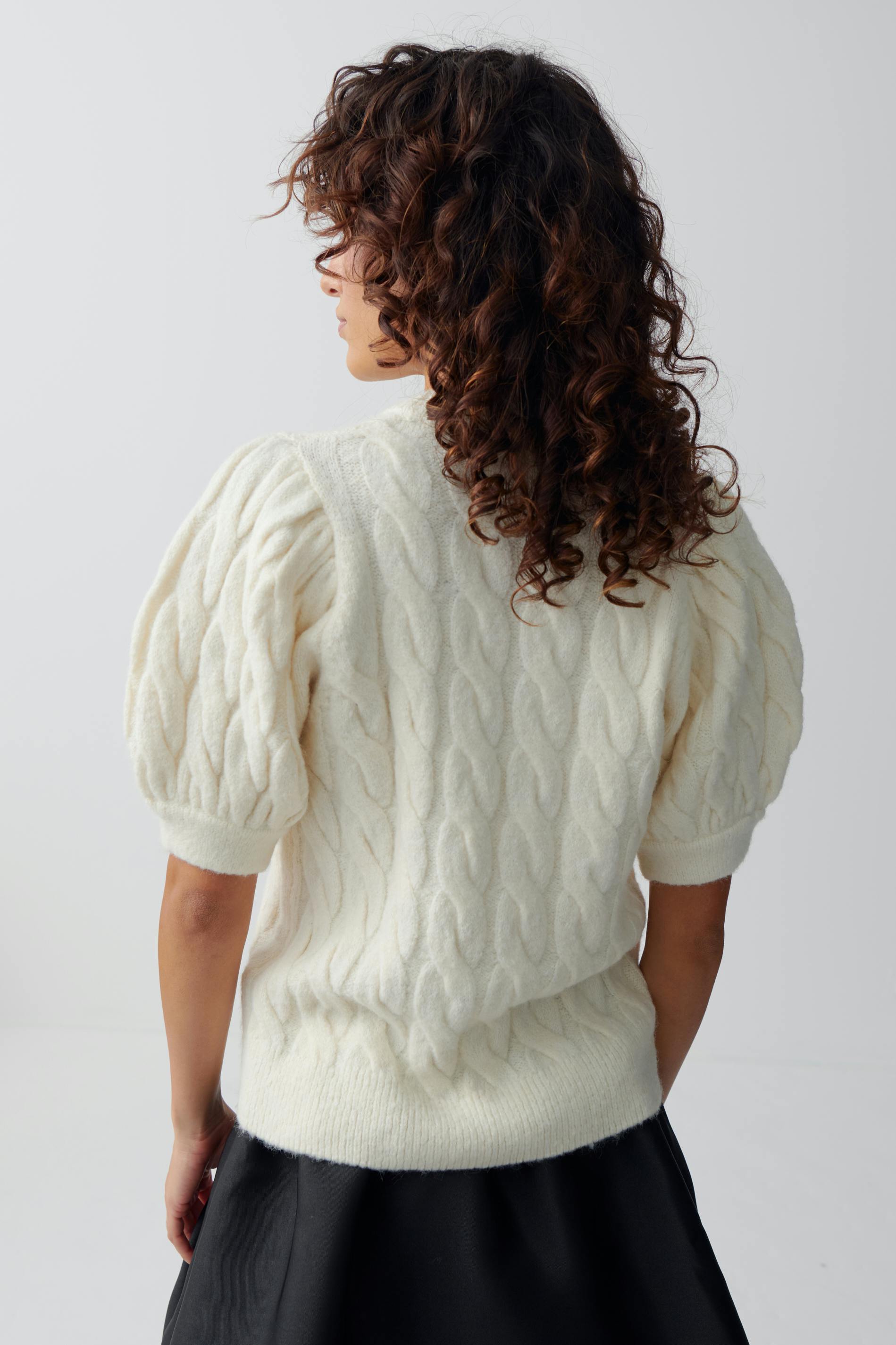 Knitted cable top