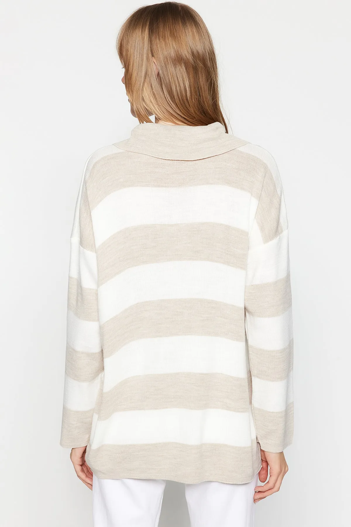 Trendyol Modest  Gestreifter Strickpullover mit Polokragen in Steinoptik TCTAW23KZ00039