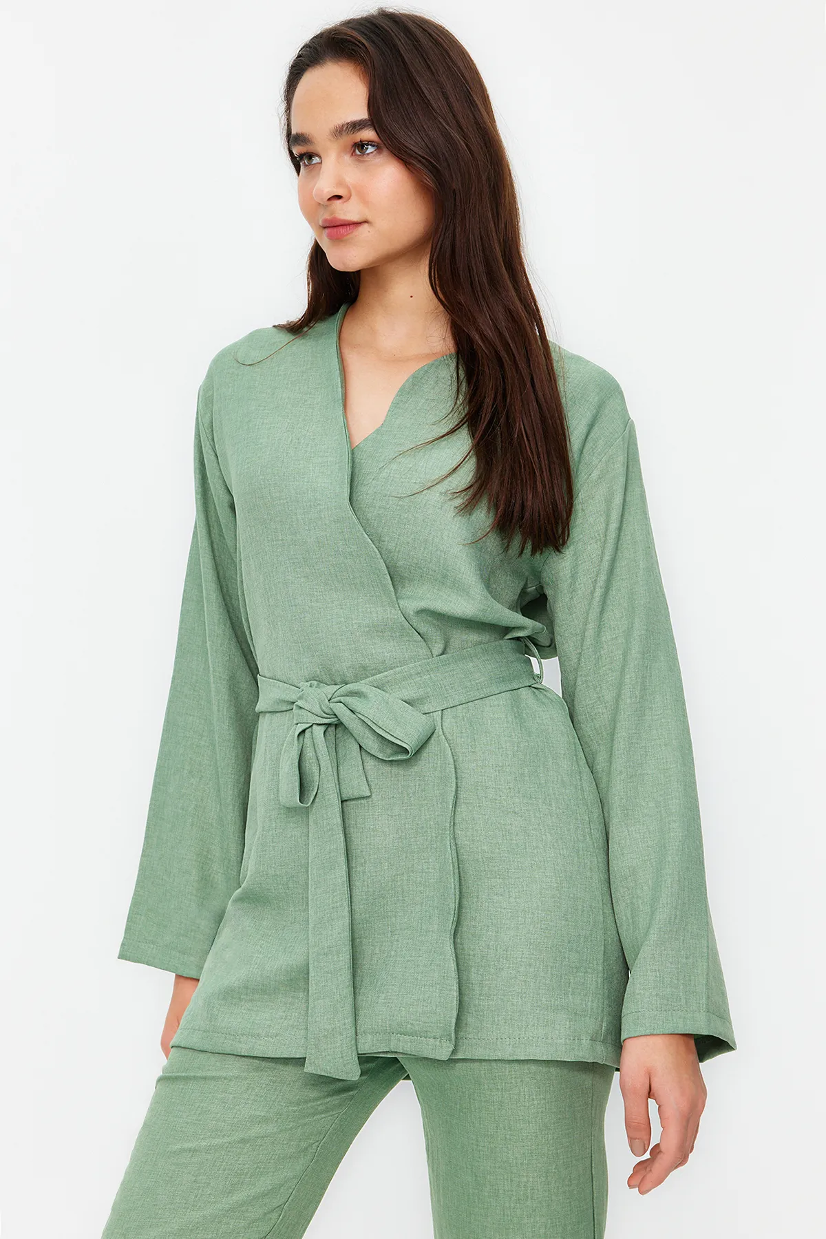 Trendyol Modest  Khakifarbenes Kimono-Hose-Set in Leinenoptik mit Gürtel, gewebter Unterteil und Oberteil TCTSS24US00005