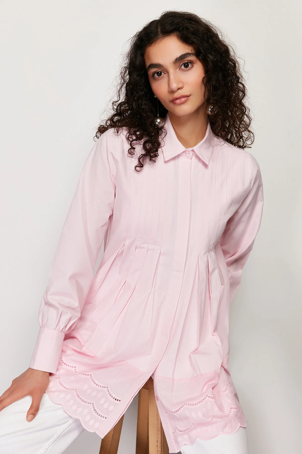 Trendyol Modest  Hellrosa Hemd aus gewebter Baumwolle mit Stickereidetail TCTSS24TG00017