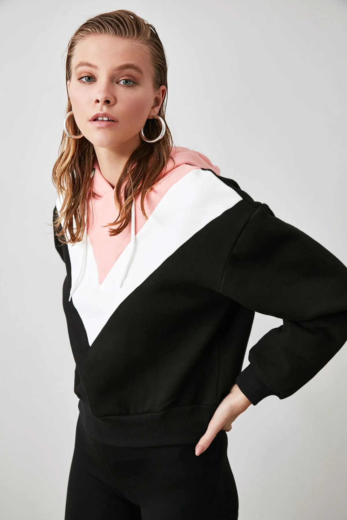 Trendyol Collection  Schwarzes Sweatshirt mit Kapuze und Farbblock-Muster, dickes Strickfleece innen, TWOAW21SW0059