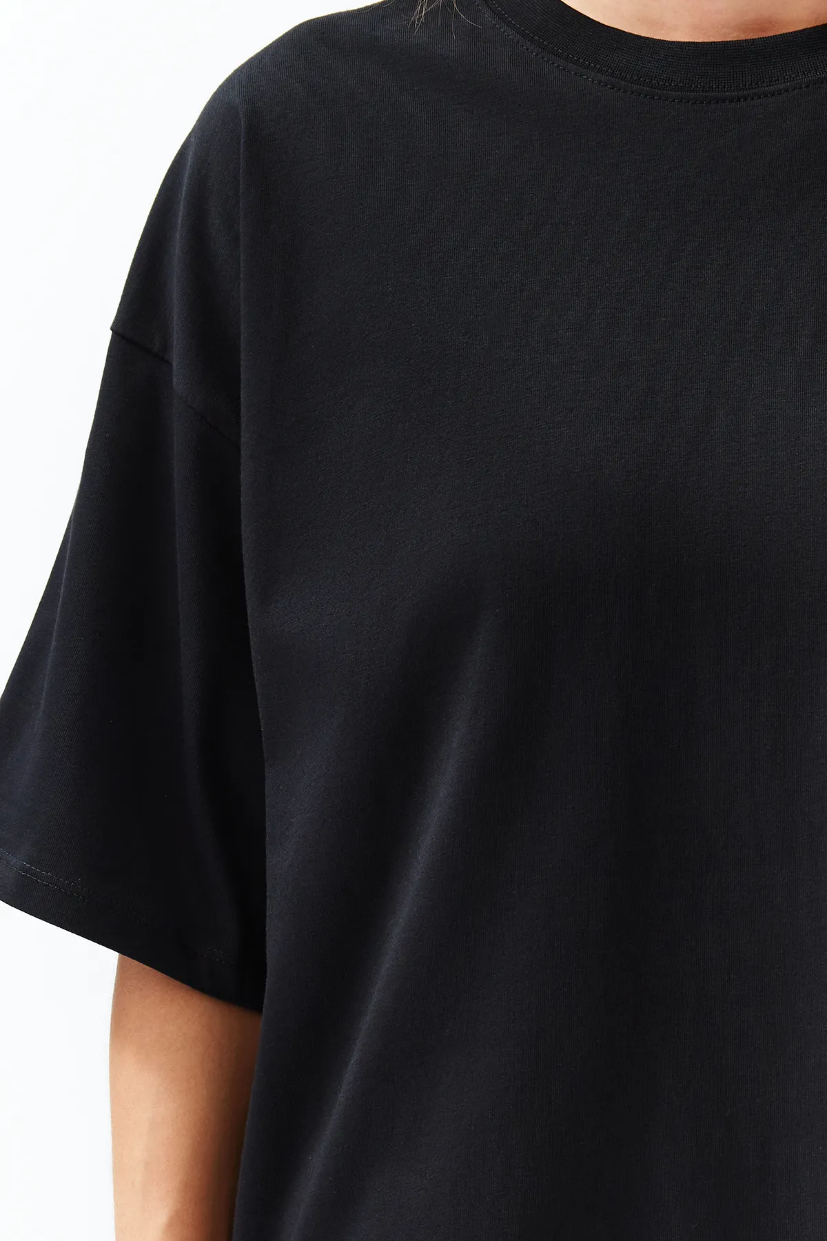 Trendyol Collection  Schwarzes Premium-Strick-T-Shirt mit Rundhalsausschnitt aus 100 % Baumwolle in Übergröße/weiter Passform TWOSS23TS00040