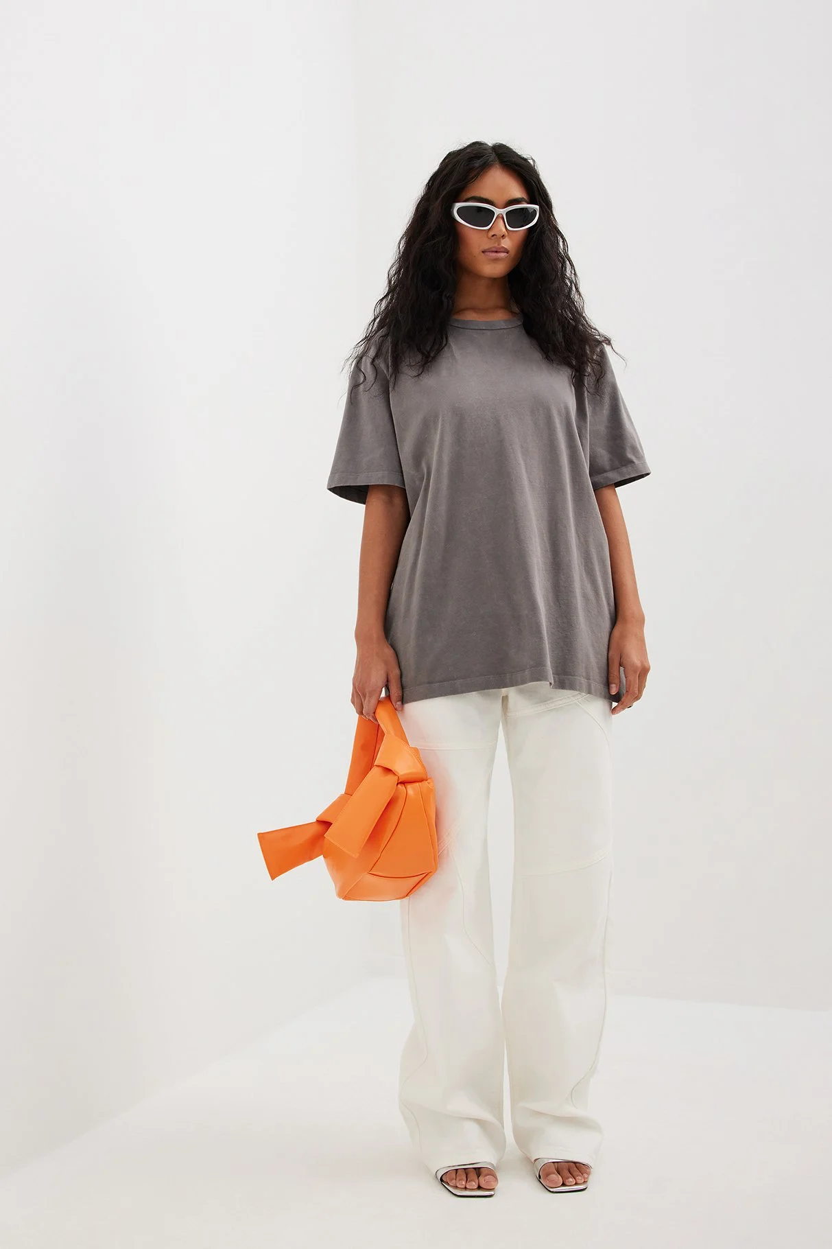 Weite Jeans mit mittlerer Taille und Nahtdetails