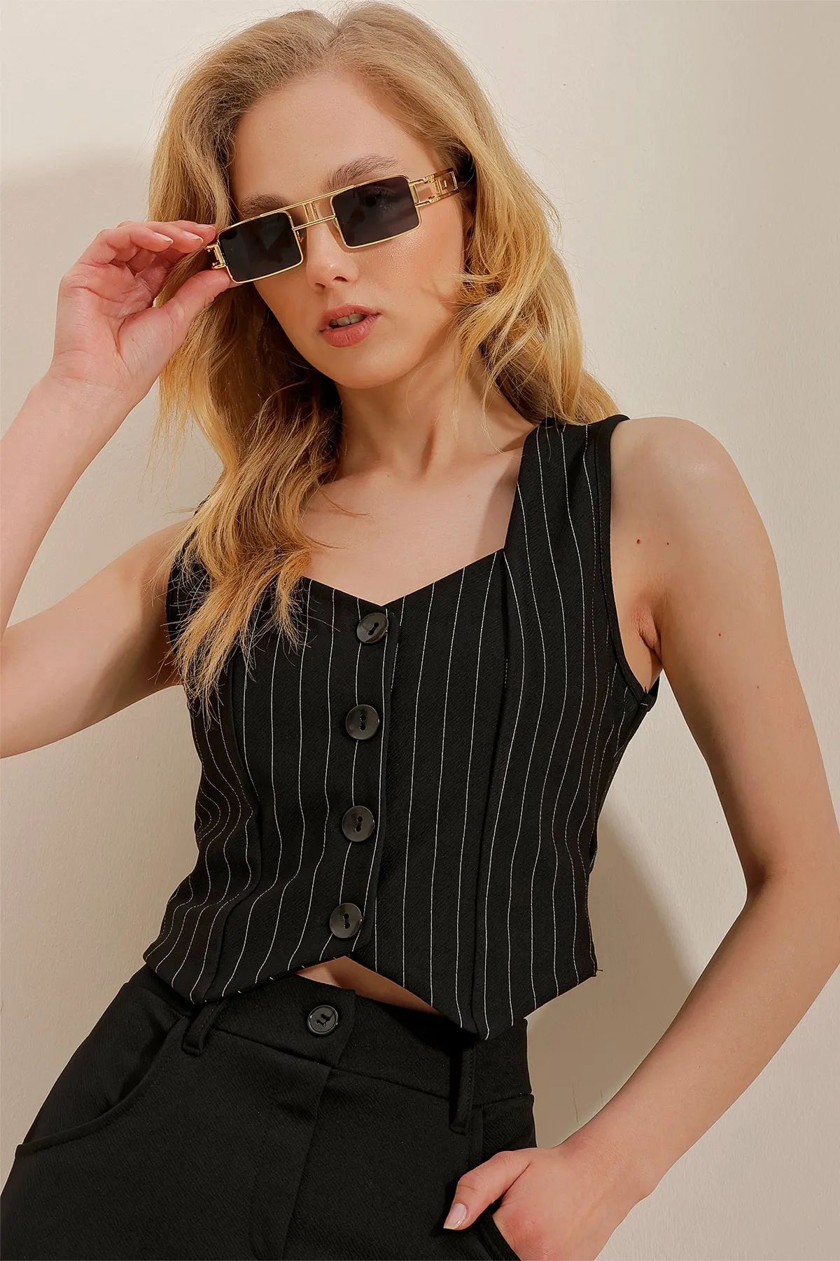 Trend Alaçatı Stili  Schwarze Weste mit Herzkragen und Knopfleiste und Streifen für Damen ALC-X10151