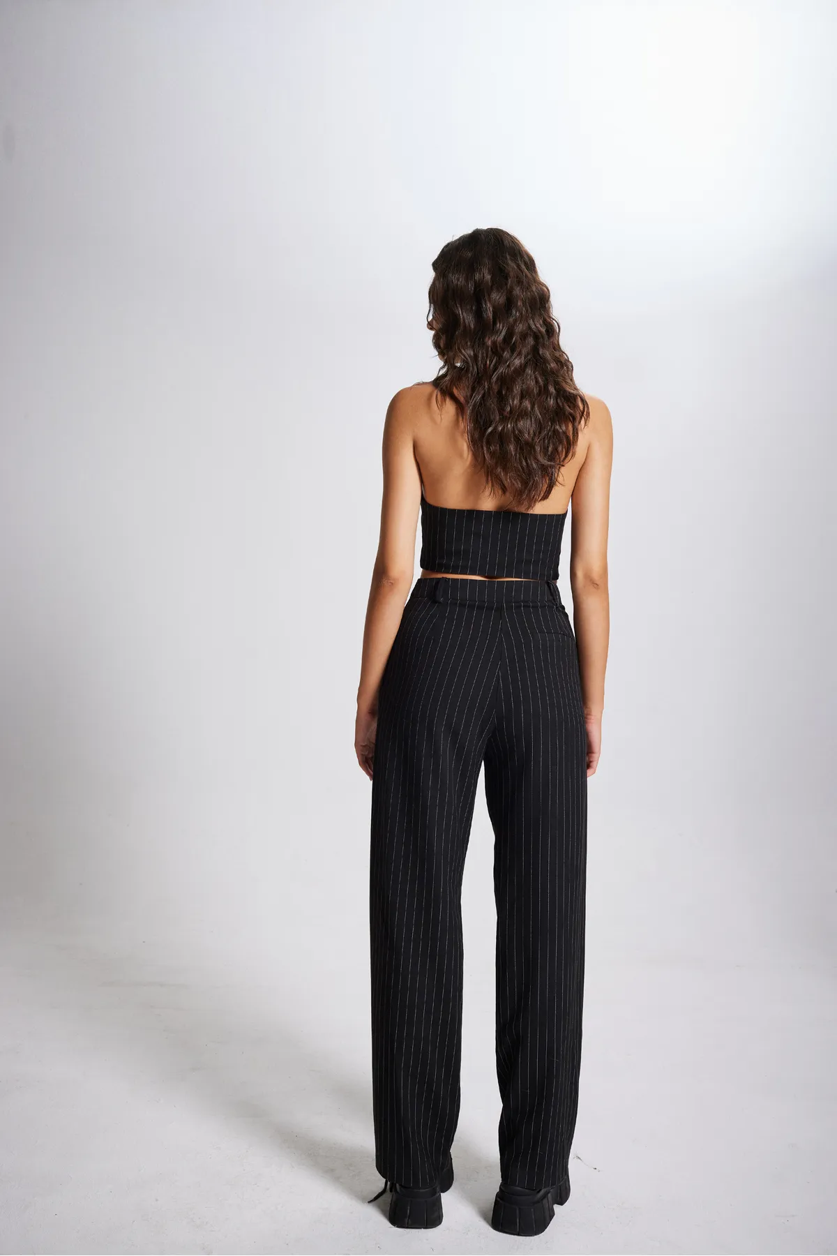 HOLLY LOLLY  Gestreifte Stoffhose mit hoher Taille in Schwarz