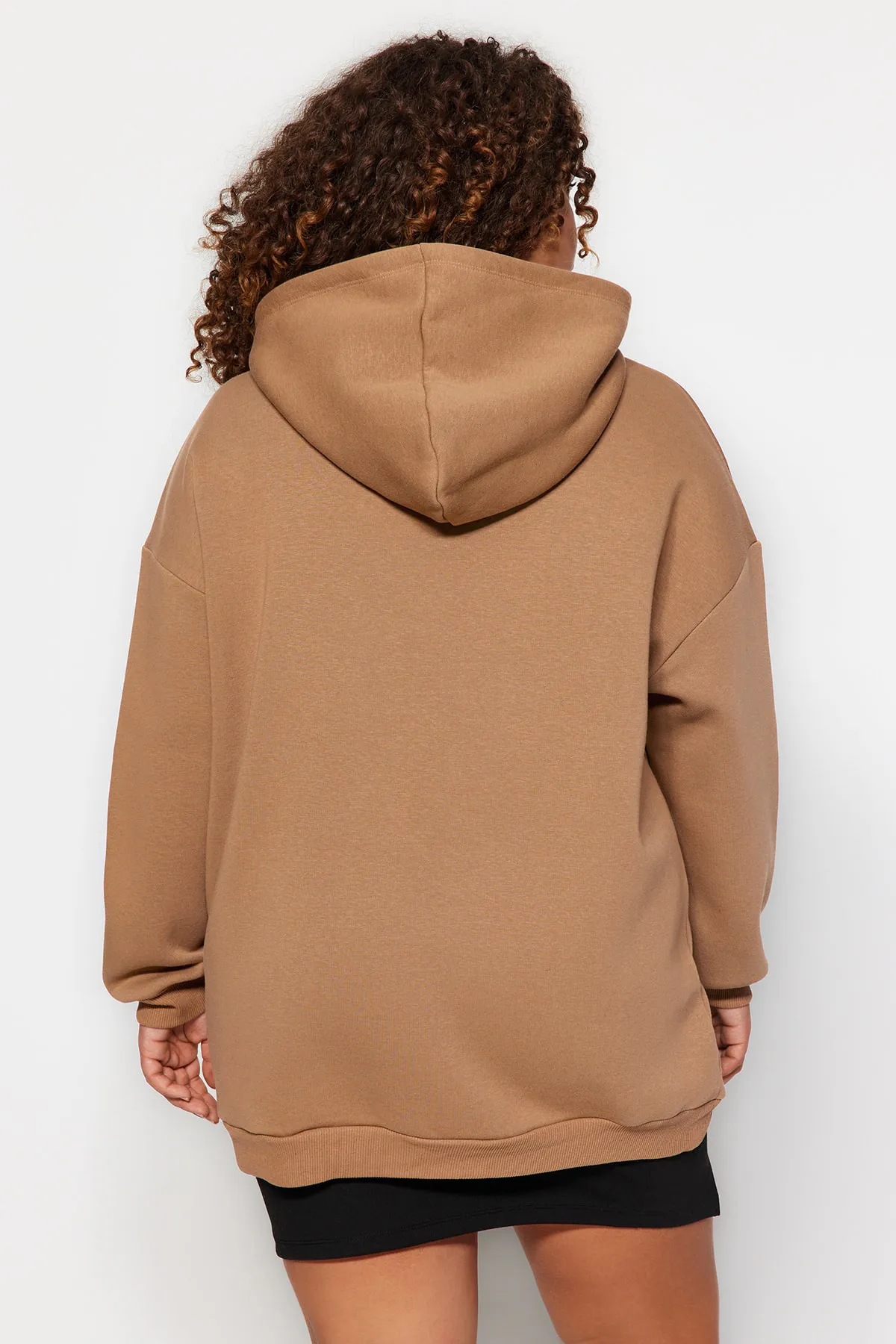 Trendyol Curve  Übergroßes Strick-Sweatshirt mit Stickereidetail in Nerz TBBAW24AO00018