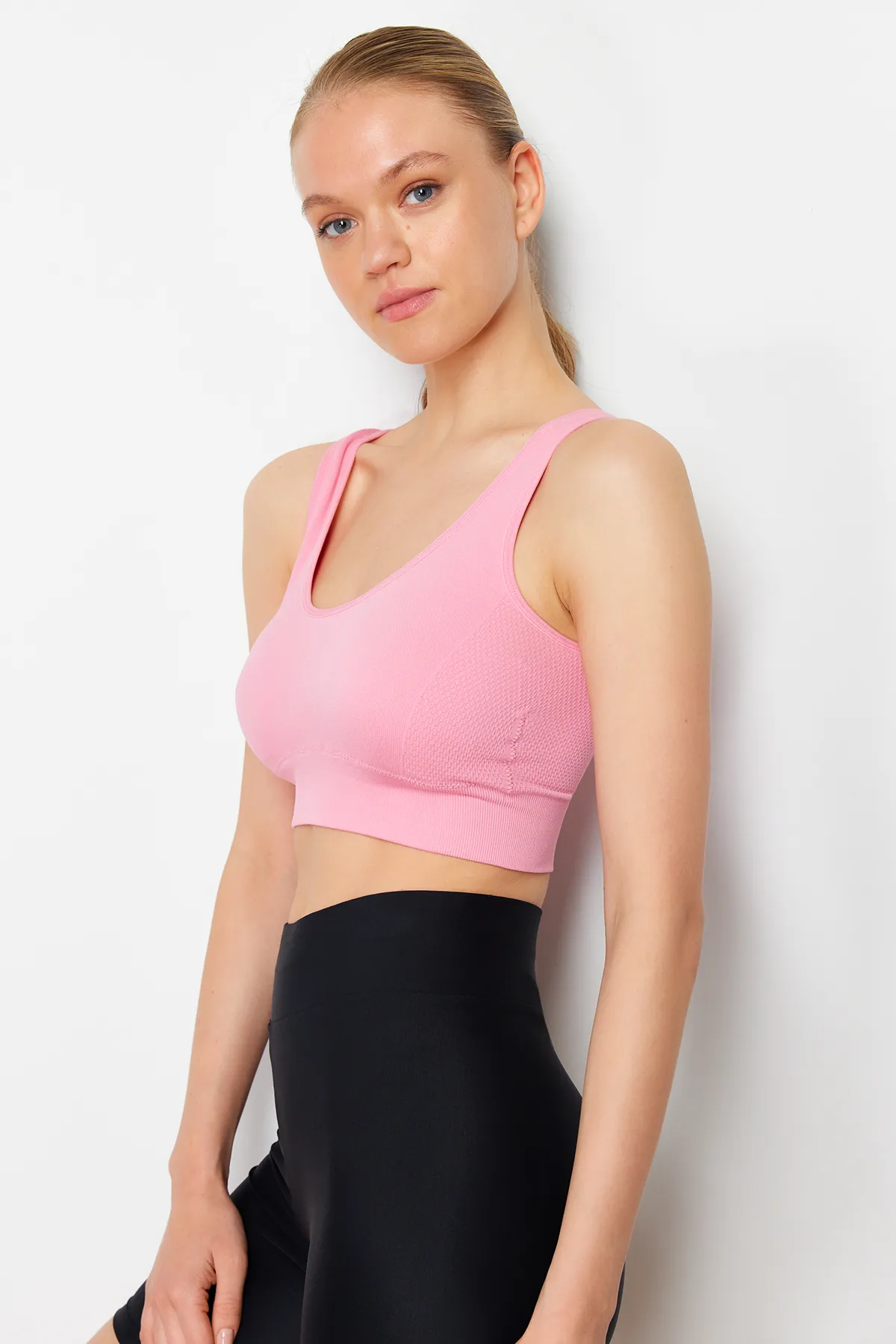 Trendyol Collection  Hellrosa nahtloser/nahtloser gestützter/formender Strick-Sport-BH TWOAW23SS00019