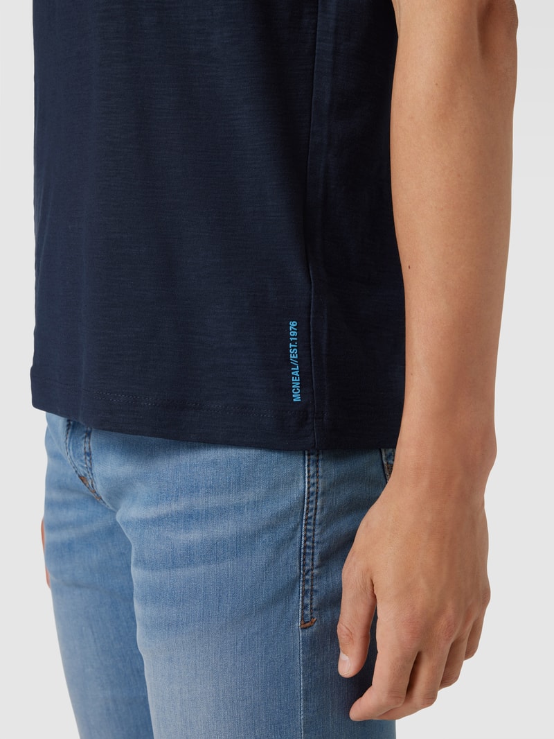 Regular Fit T-Shirt aus Baumwolle mit V-Ausschnitt in dunkelblau