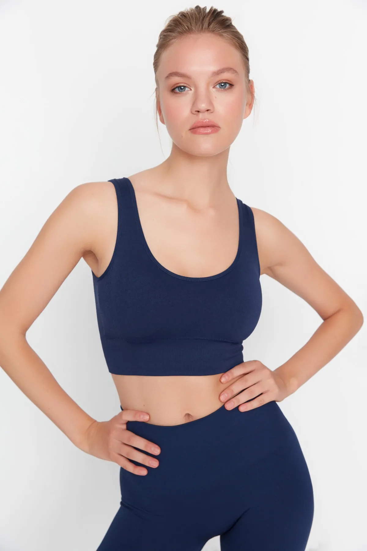 Trendyol Collection  Nahtloser/nahtlos unterstützter/formender gestrickter Sport-BH in Dunkelblau TWOAW23SS00019