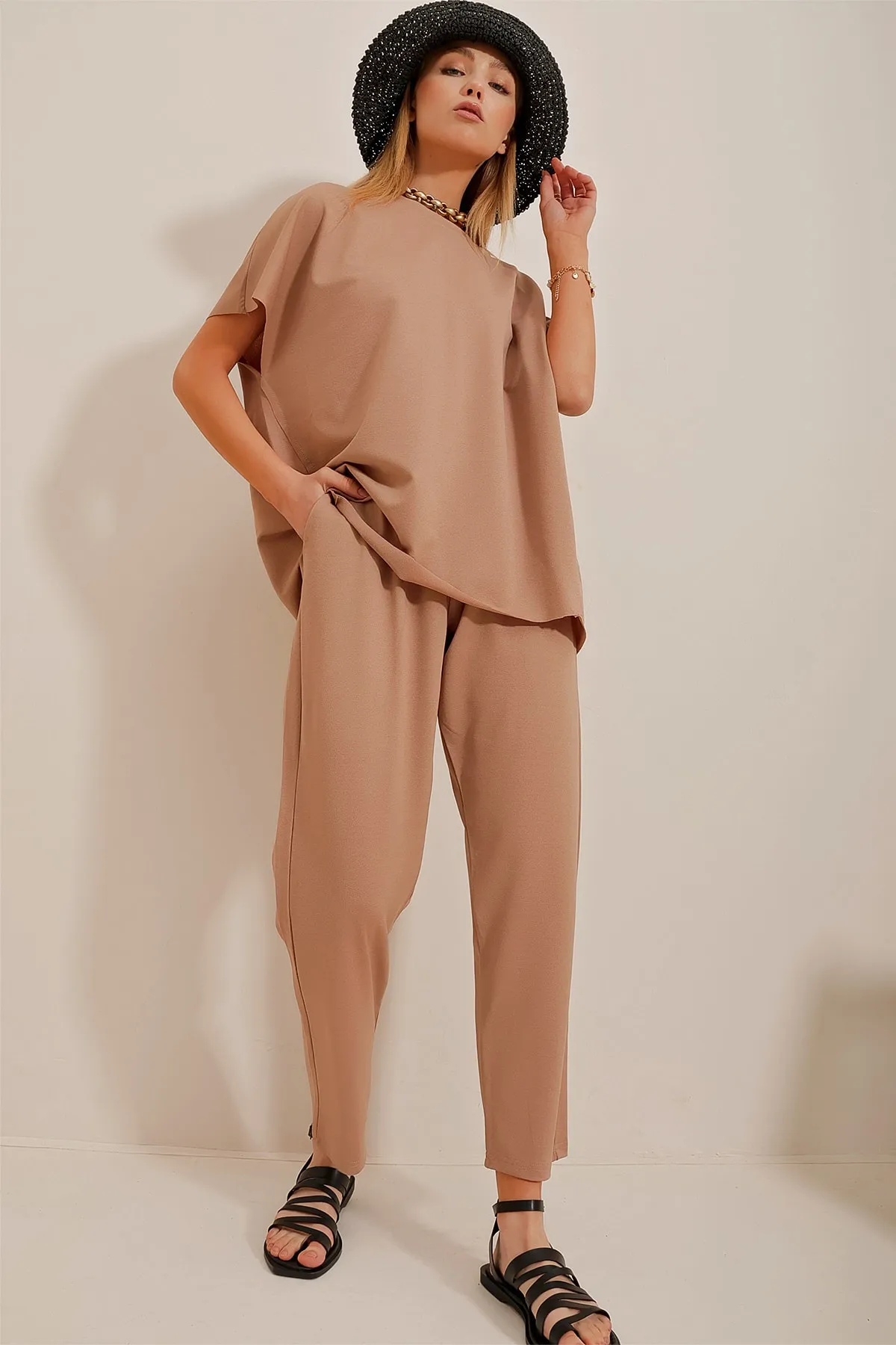 Trend Alaçatı Stili  Trainingsanzug-Set für Damen in Biscuit, Rundhalsausschnitt, bequeme Passform, ALC-X5885