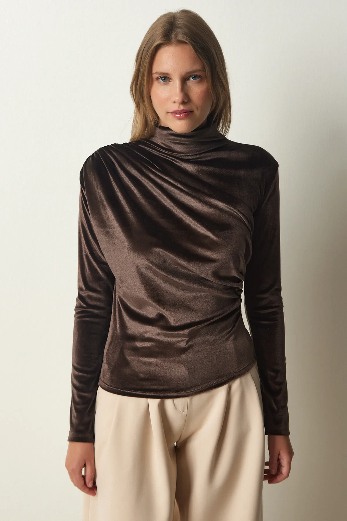 Happiness İstanbul  Stilvolle Damenbluse aus Samt mit gerafftem Kragen in Braun FF00144