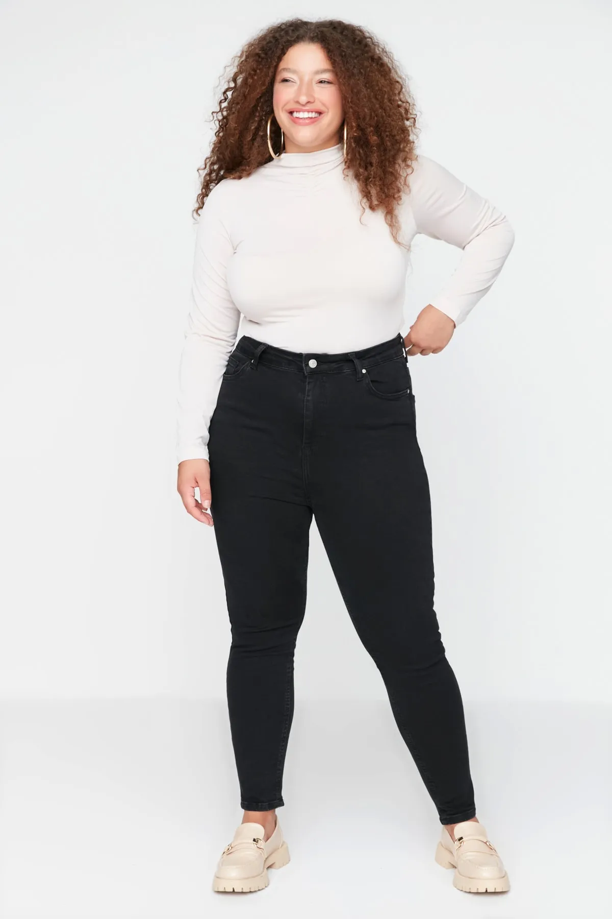 Trendyol Curve  Schwarze, dehnbare Skinny-Jeans mit hoher Taille TBBAW23CJ00032