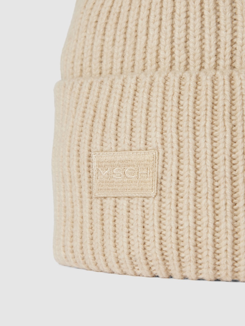 Beanie mit Label-Patch Modell 'Kara' in sand