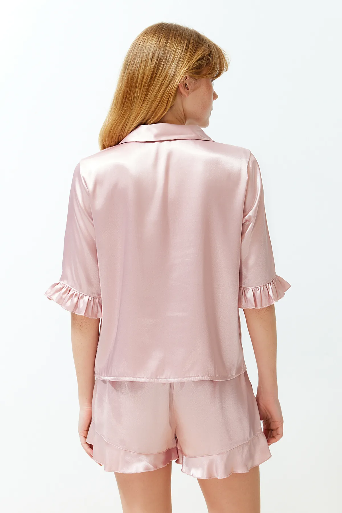 Trendyol Collection  Rosa Pyjama-Set aus gewebtem Satin mit Rüschen und Details THMSS24PT00090