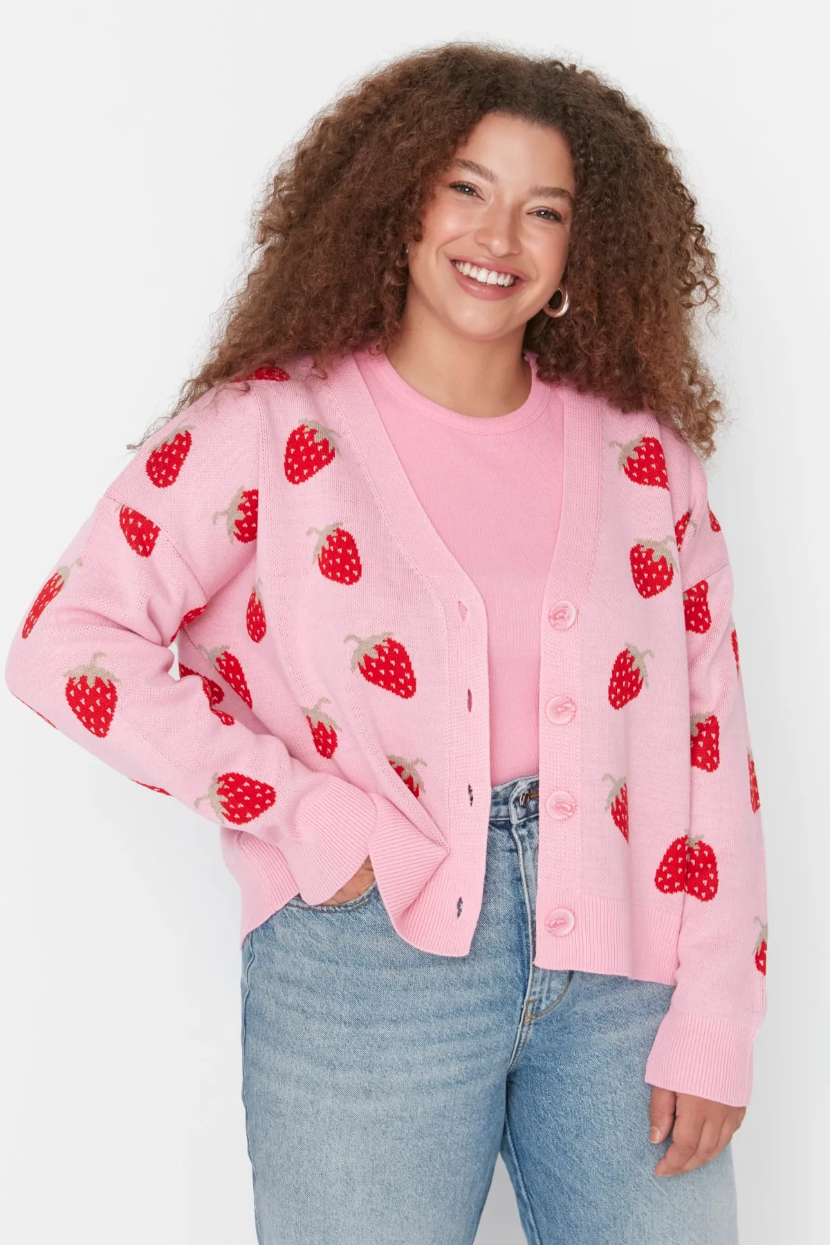 Trendyol Curve  Rosa, kurze Strickjacke mit V-Ausschnitt und Erdbeermuster