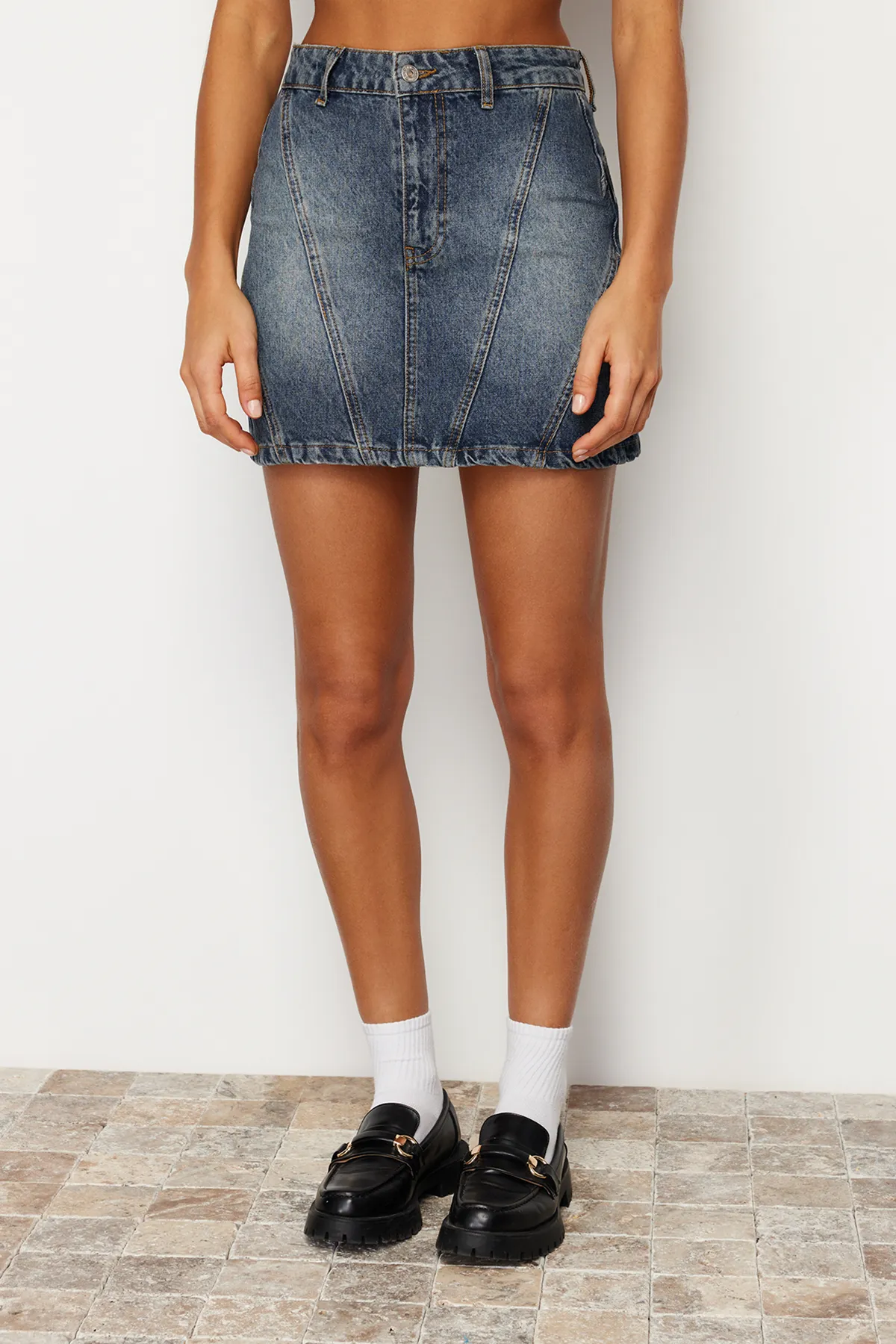 Trendyol Collection  Dunkelblauer, nachhaltigerer Mini-Jeansrock mit hoher Taille und Nahtdetail TWOSS24ET00082