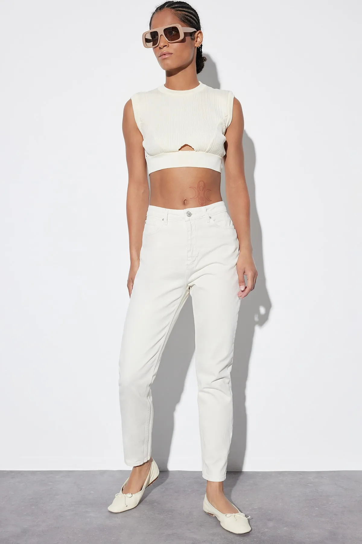Trendyol Collection  Beigefarbene Mom-Jeans mit hoher Taille TWOSS22JE0678