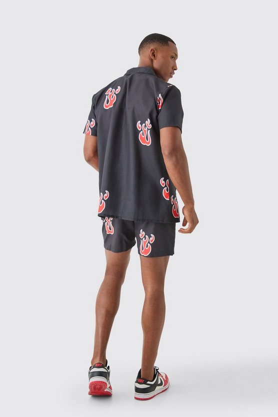 Kurzärmliges Hemd und Badehose mit Flammenprint