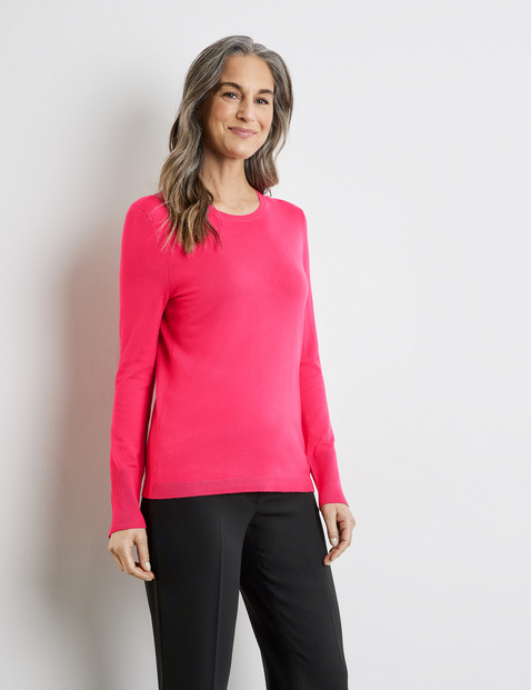 Nachhaltiger Pullover mit dekorativen Knöpfen
