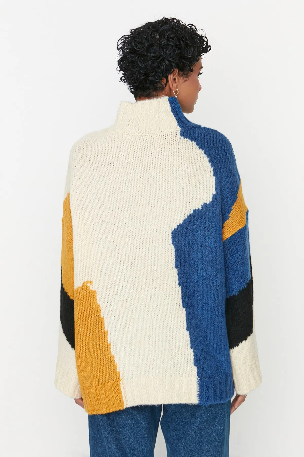Trendyol Collection  Mehrfarbiger Strickpullover mit weicher Textur und Farbblockdesign TWOAW20XS0047