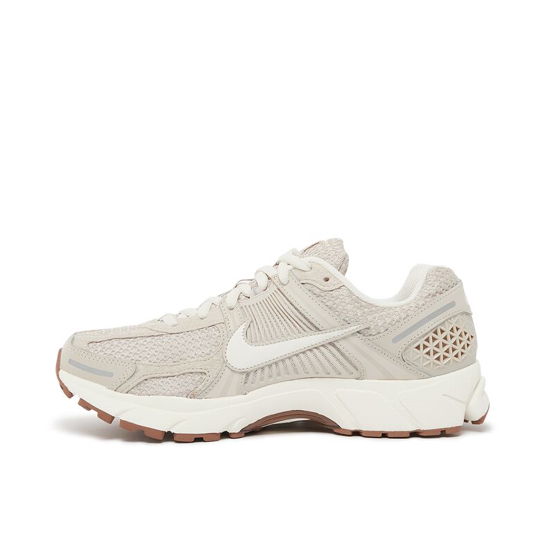 NIKE Wmns Zoom Vomero 5 
