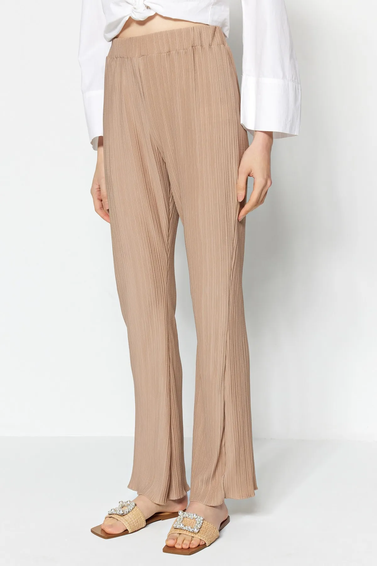 Trendyol Collection  Nerzfarbene, plissierte, ausgestellte/spanische Strickhose mit hoher Taille TWOSS23PL00115