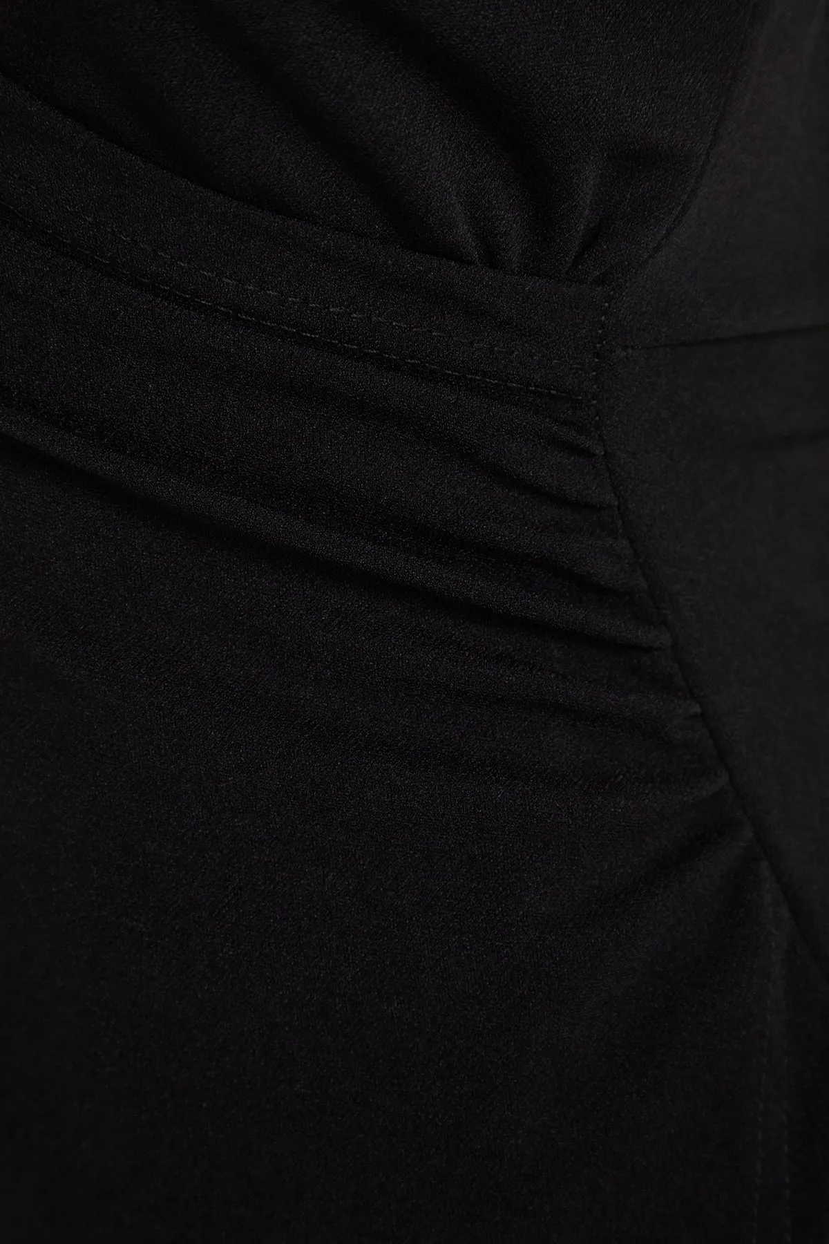 Trendyol Collection  Schwarzes, zweireihiges Mini-Strickkleid aus Crêpe in A-Linie mit zweireihigem Ausschnitt TWOSS23EL01703