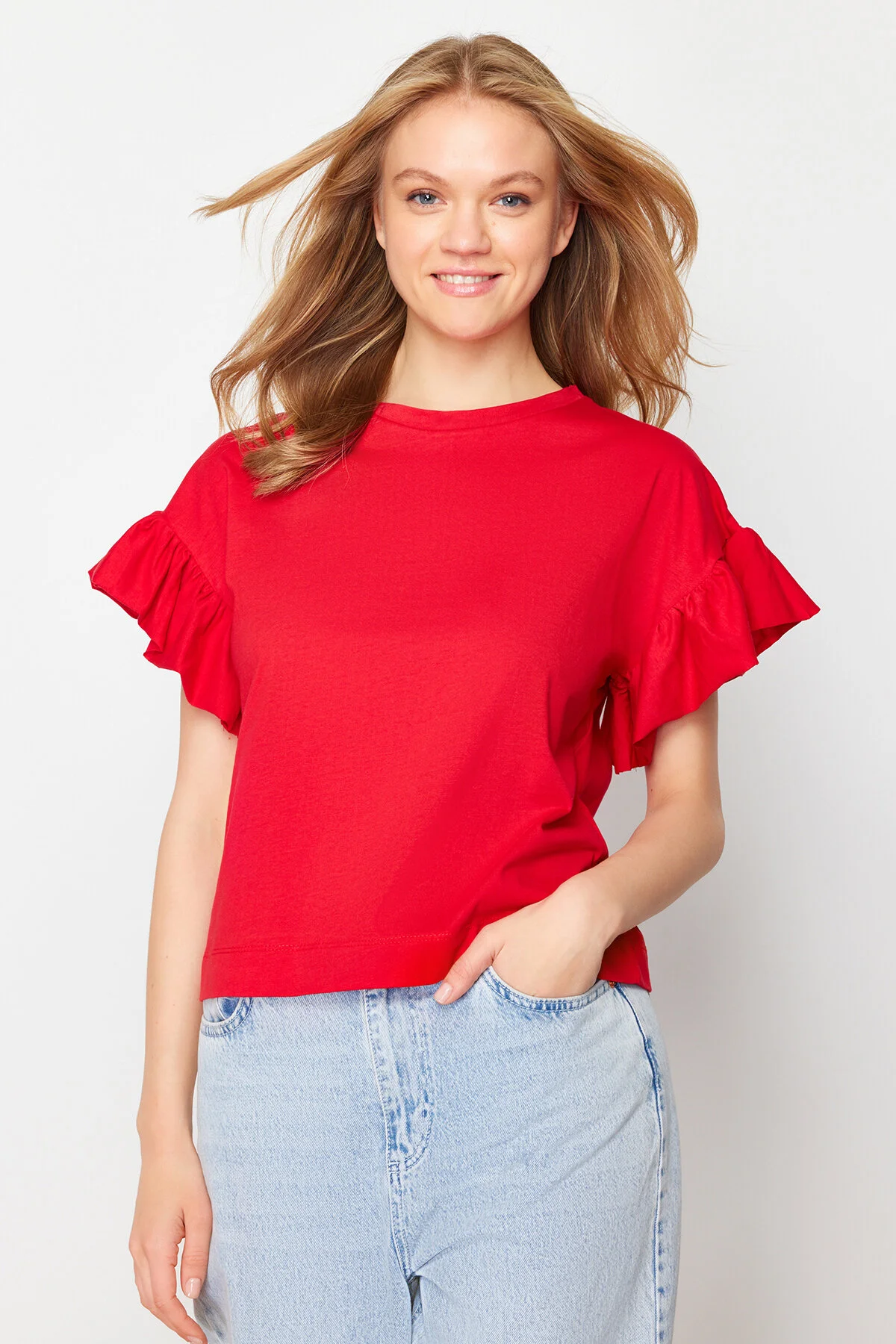 Trendyol Collection  Rotes Basic-Strick-T-Shirt mit Rundhalsausschnitt aus 100 % Baumwolle mit Rüschen und Details TWOSS22TS2429