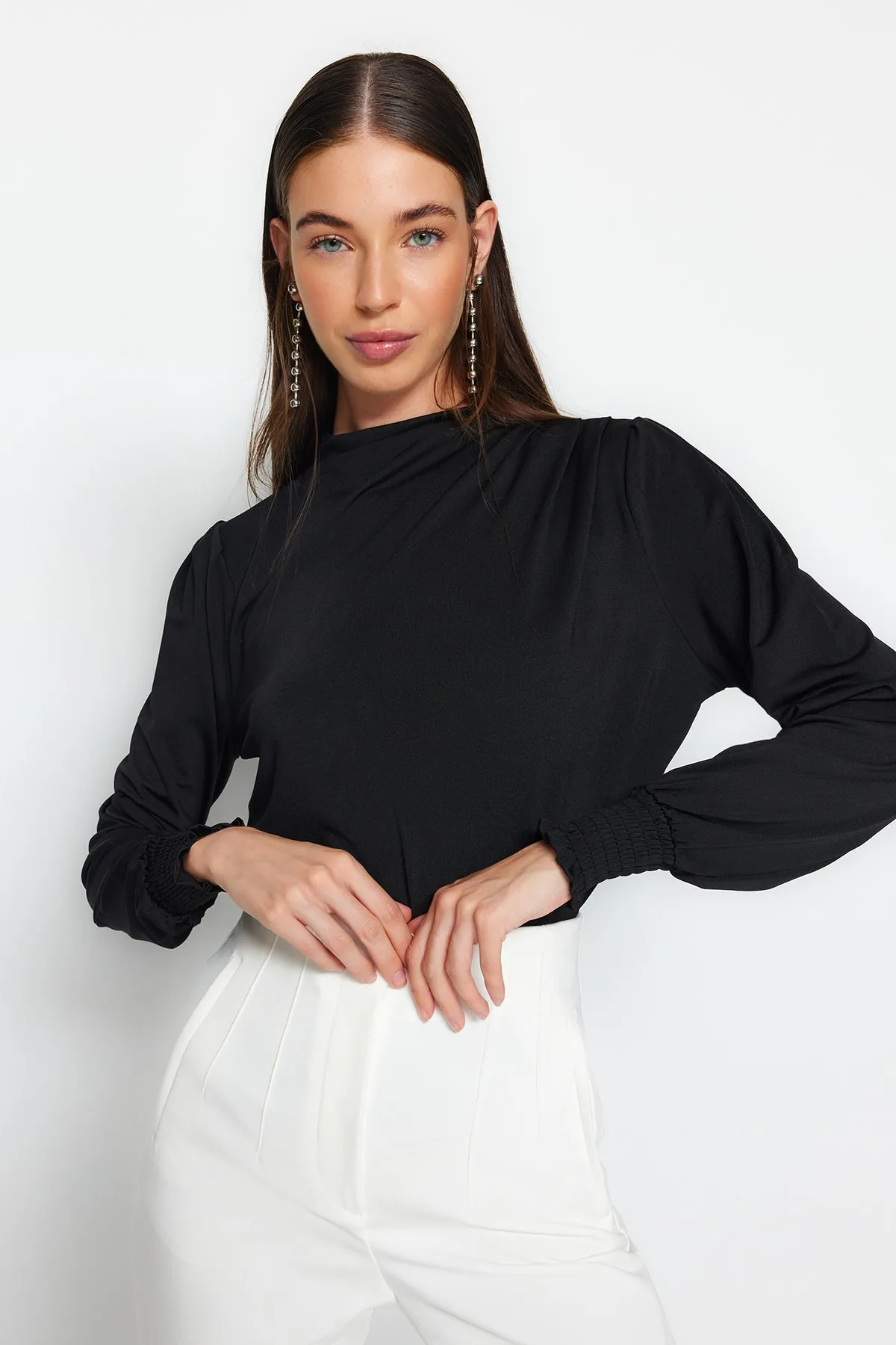 Trendyol Collection  Schwarze, hochgeschlossene, reguläre Passform, flexible Strickbluse mit Gipe-Detail und TWOAW24BZ00022