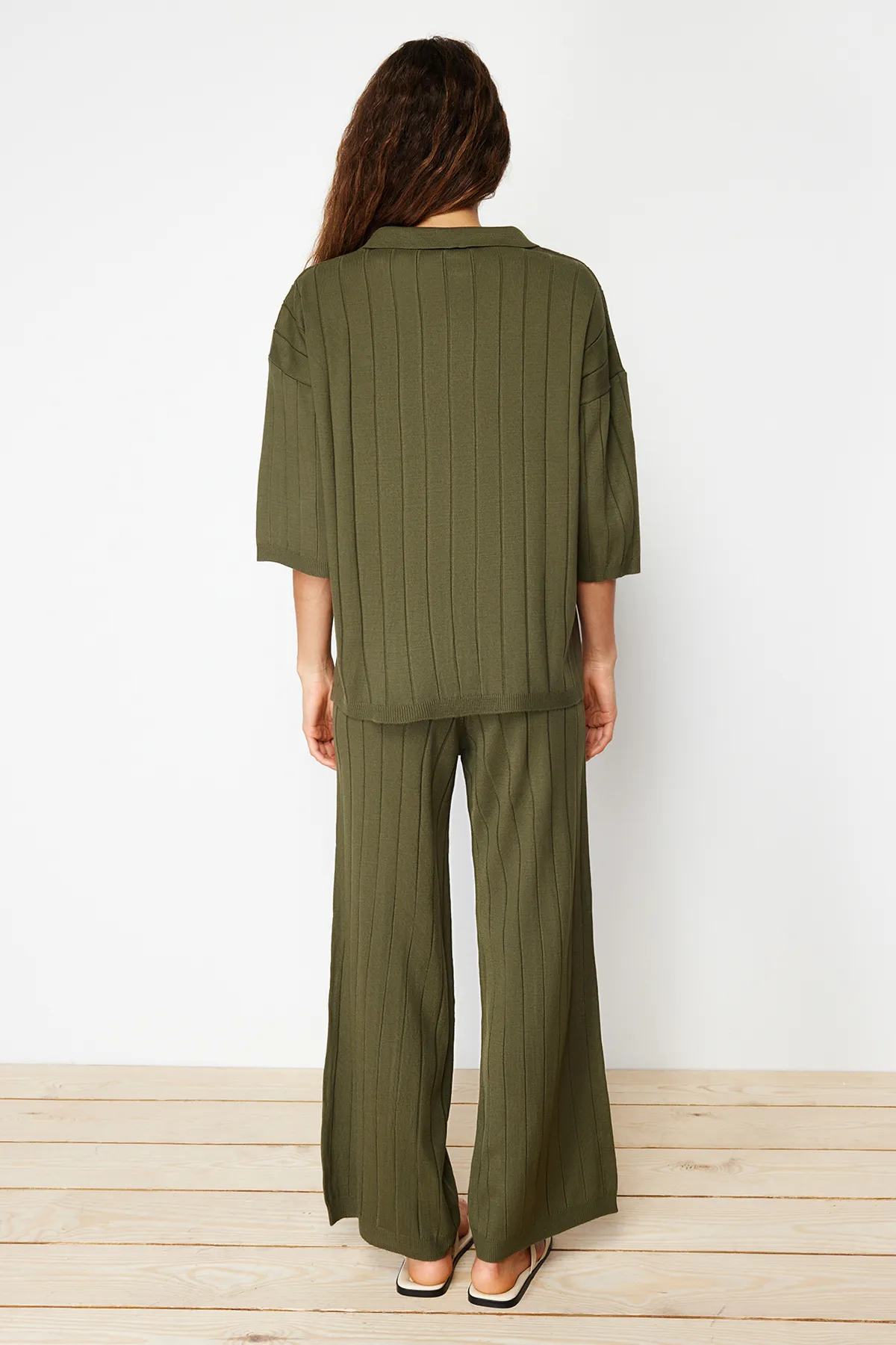 Trendyol Collection  Grünes Basic-Set aus schnurgebundenem Strickoberteil und -unterteil TWOSS23AU00029