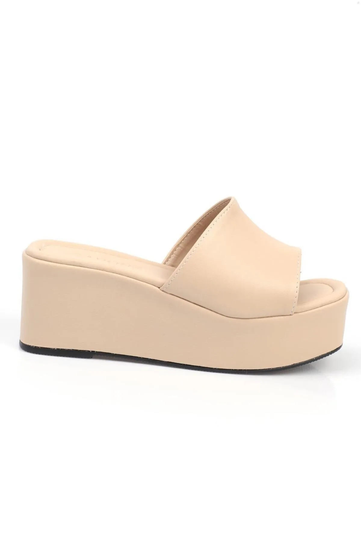 Capone Outfitters  Capone Skin Wedge Heeled Single Strap Beige Damen-Flatform-Hausschuhe