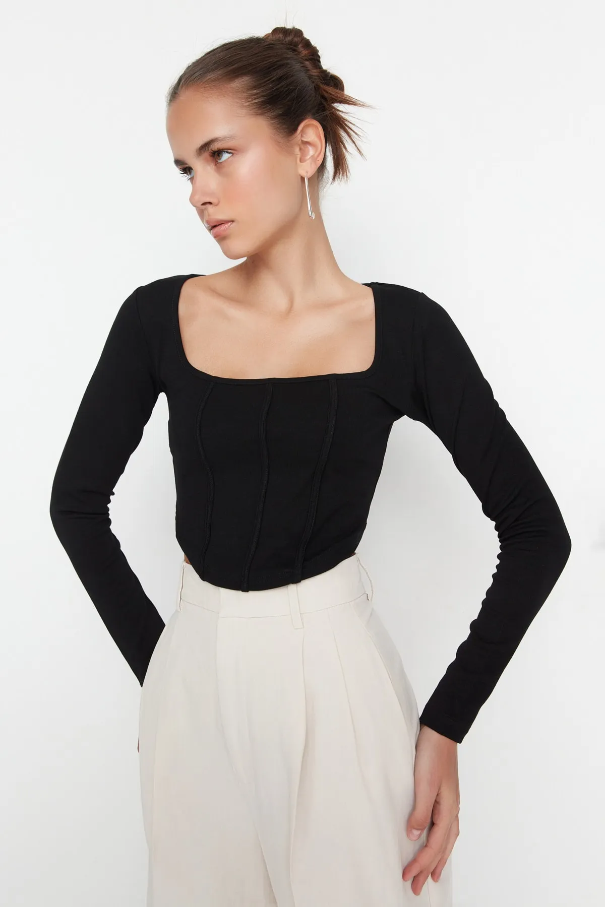 Trendyol Collection  Schwarze Paspelierung, detaillierte, eng anliegende Interlock-Strickbluse mit quadratischem Ausschnitt TWOAW23BZ00151