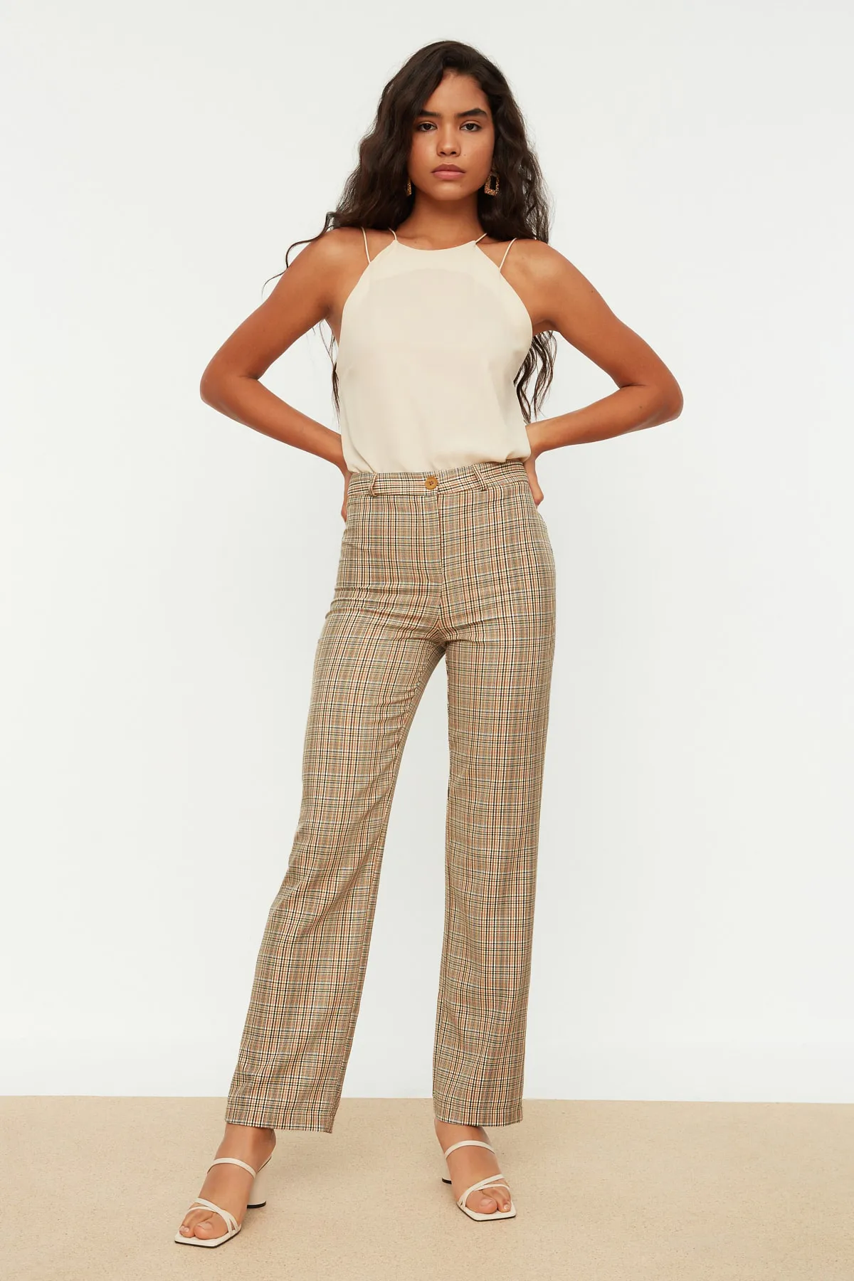 Trendyol Collection  Beigefarbene, gerade geschnittene, gewebte Karohose mit hoher Taille TWOSS22PL0117
