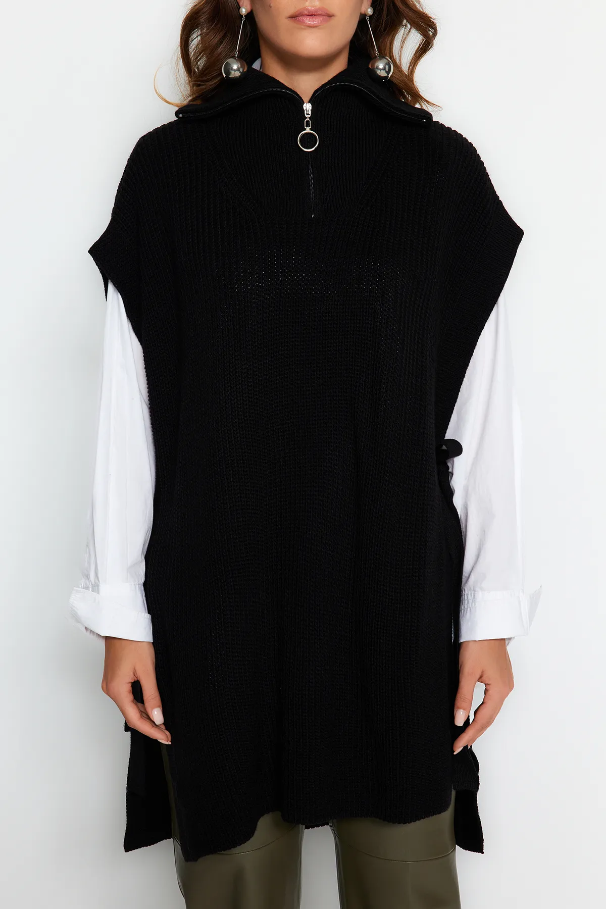 Trendyol Modest  Schwarzer Strickpullover mit seitlichem Bindeband und Reißverschlusskragen, detaillierter Strickpullover TCTAW22UV0009