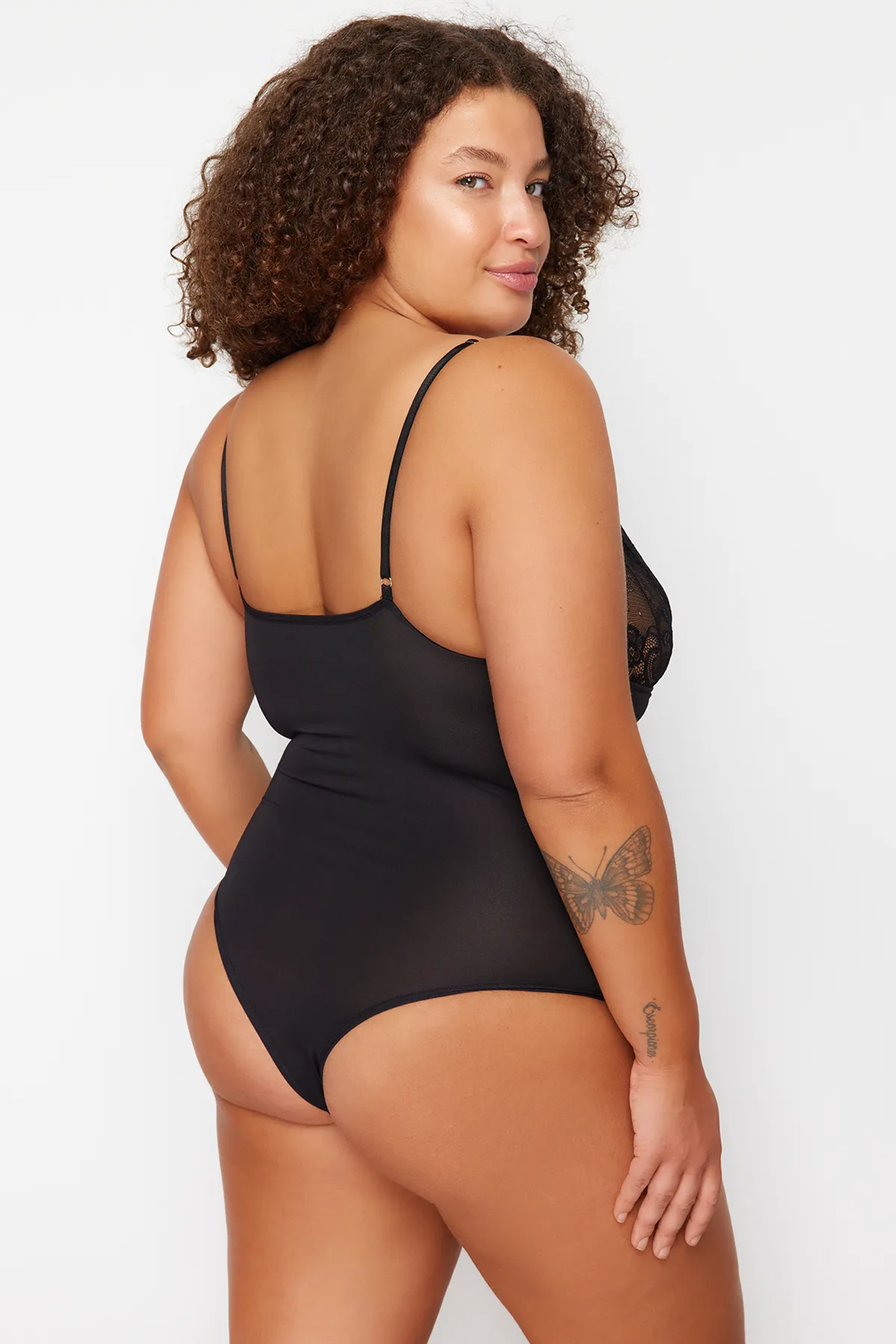 Trendyol Curve  Schwarzer Spitzen-Body mit Details TBBSS23CS00000