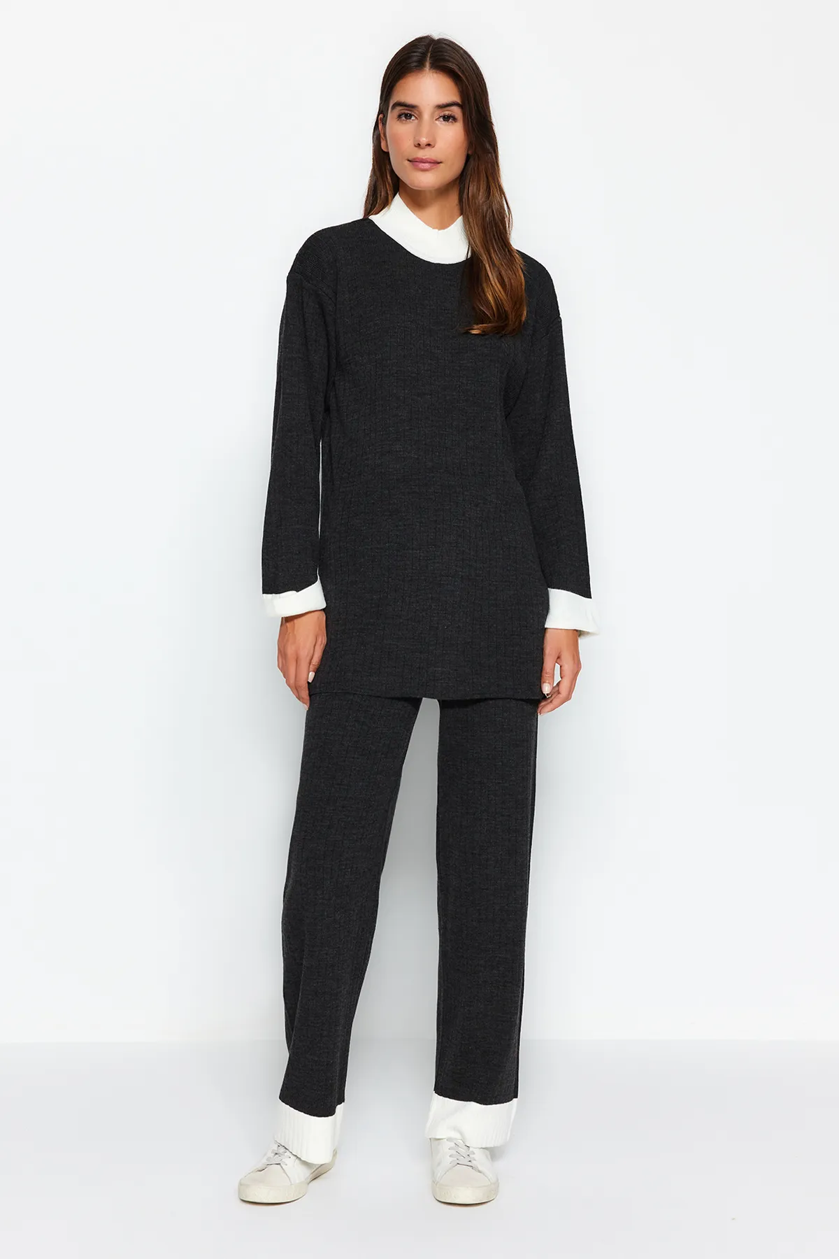 Trendyol Modest  Anthrazitfarbenes Strickset mit Stehkragen und Farbblock-Muster, gerippter Pullover und Hose TCTAW22US0080