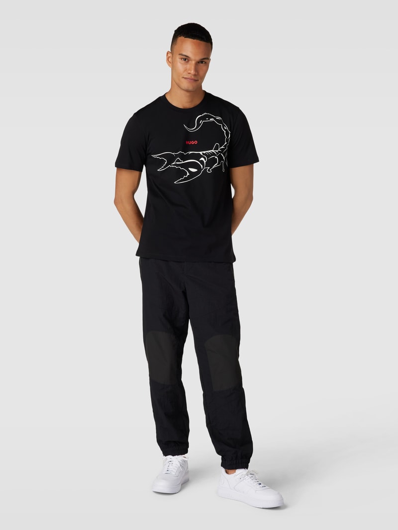 T-Shirt mit Motiv-Print Modell 'Darpione' in schwarz