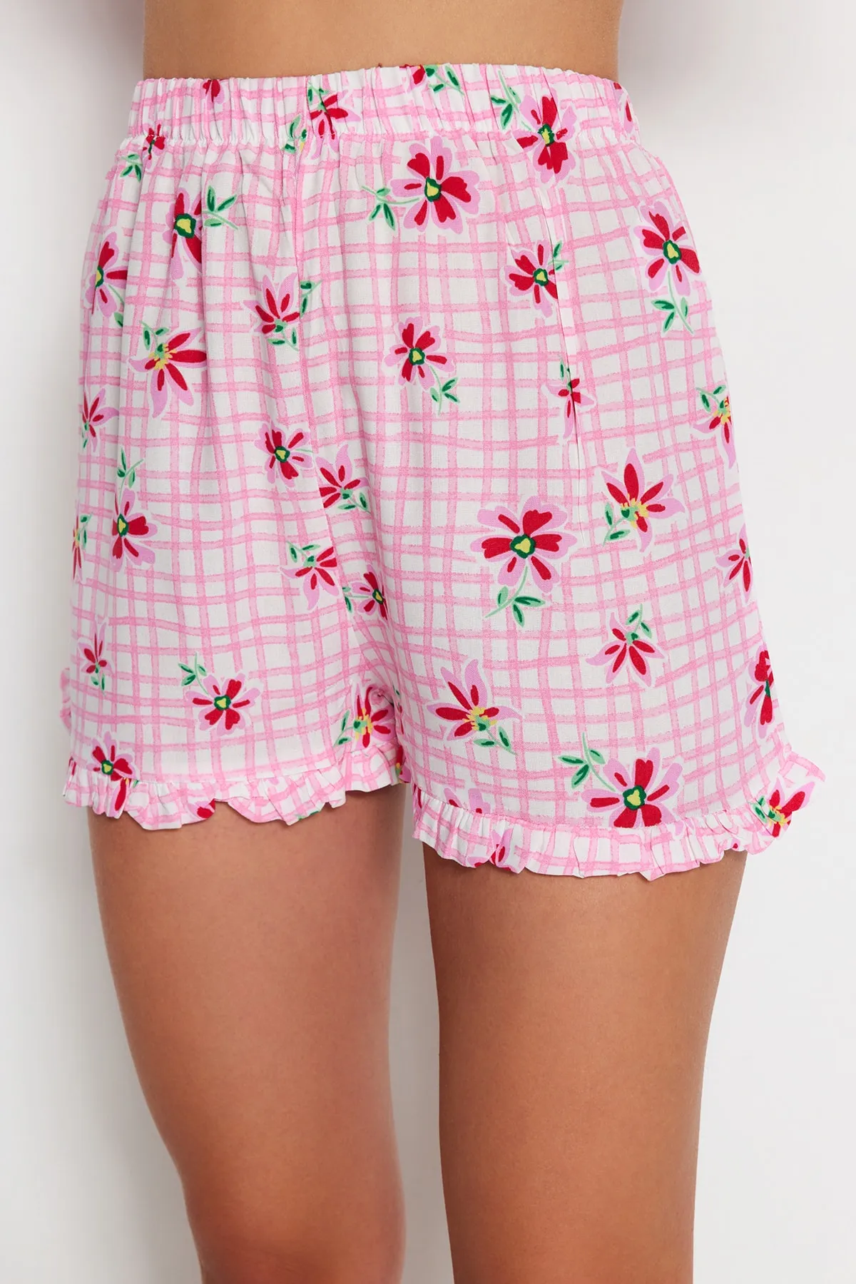 Trendyol Collection  Rosafarbenes, gewebtes Pyjama-Set mit Hemd und Shorts aus Viskose mit Blumenmuster THMSS23PT00167