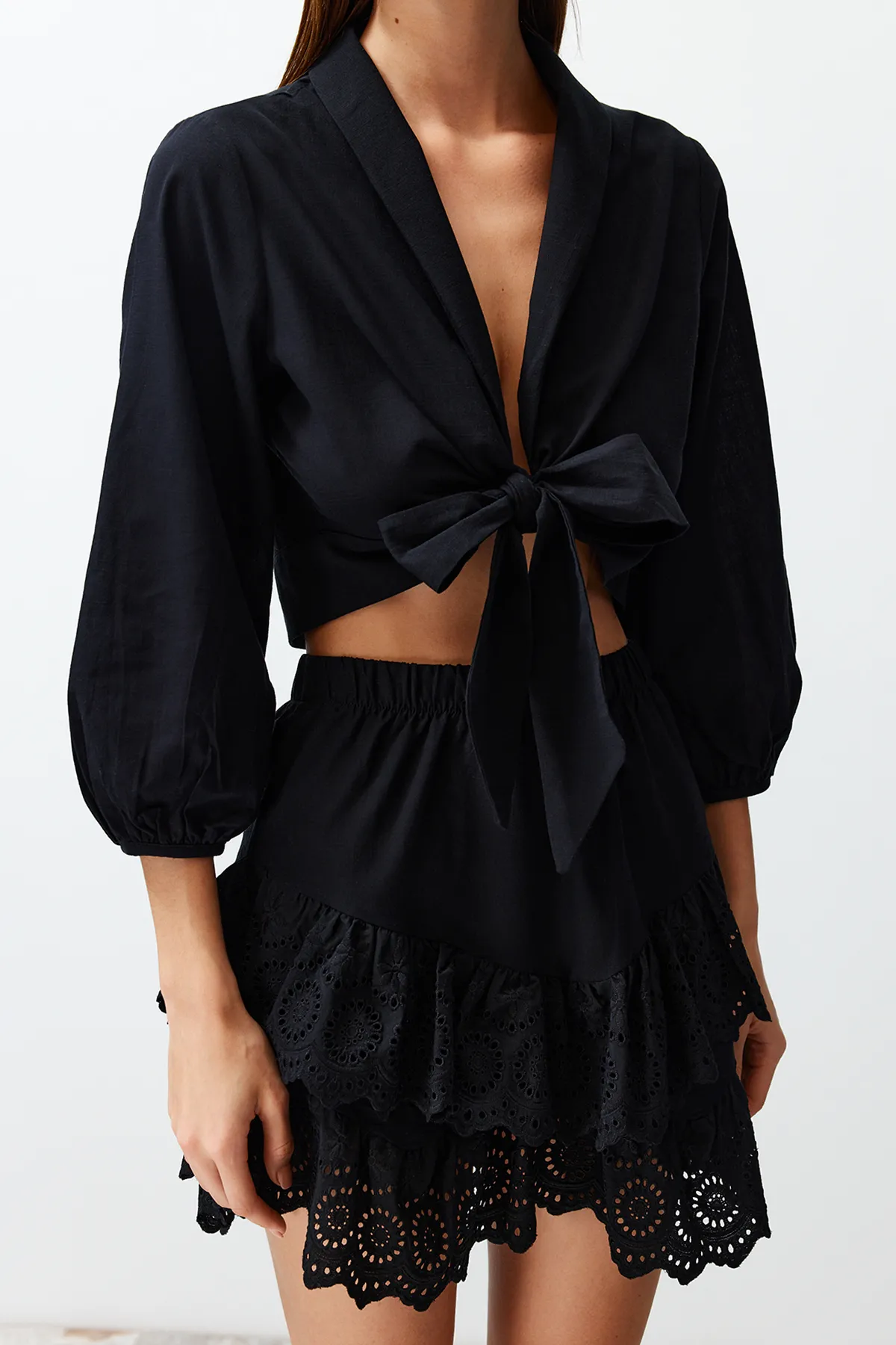 Trendyol Collection  Weiße Crop-Webbluse zum Binden aus 100 % Baumwolle TBESS24BZ00006
