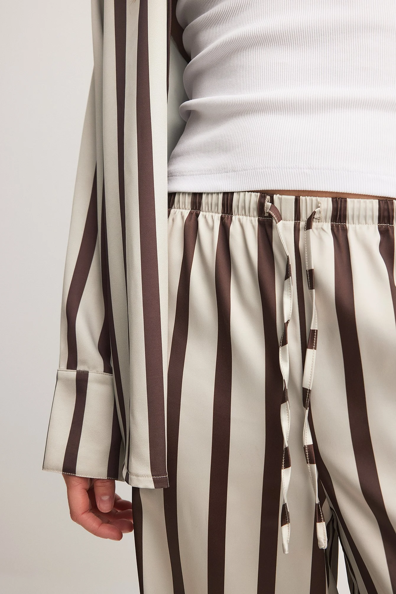 Satin-Hose mit elastischer Taille und mittelhohem Bund