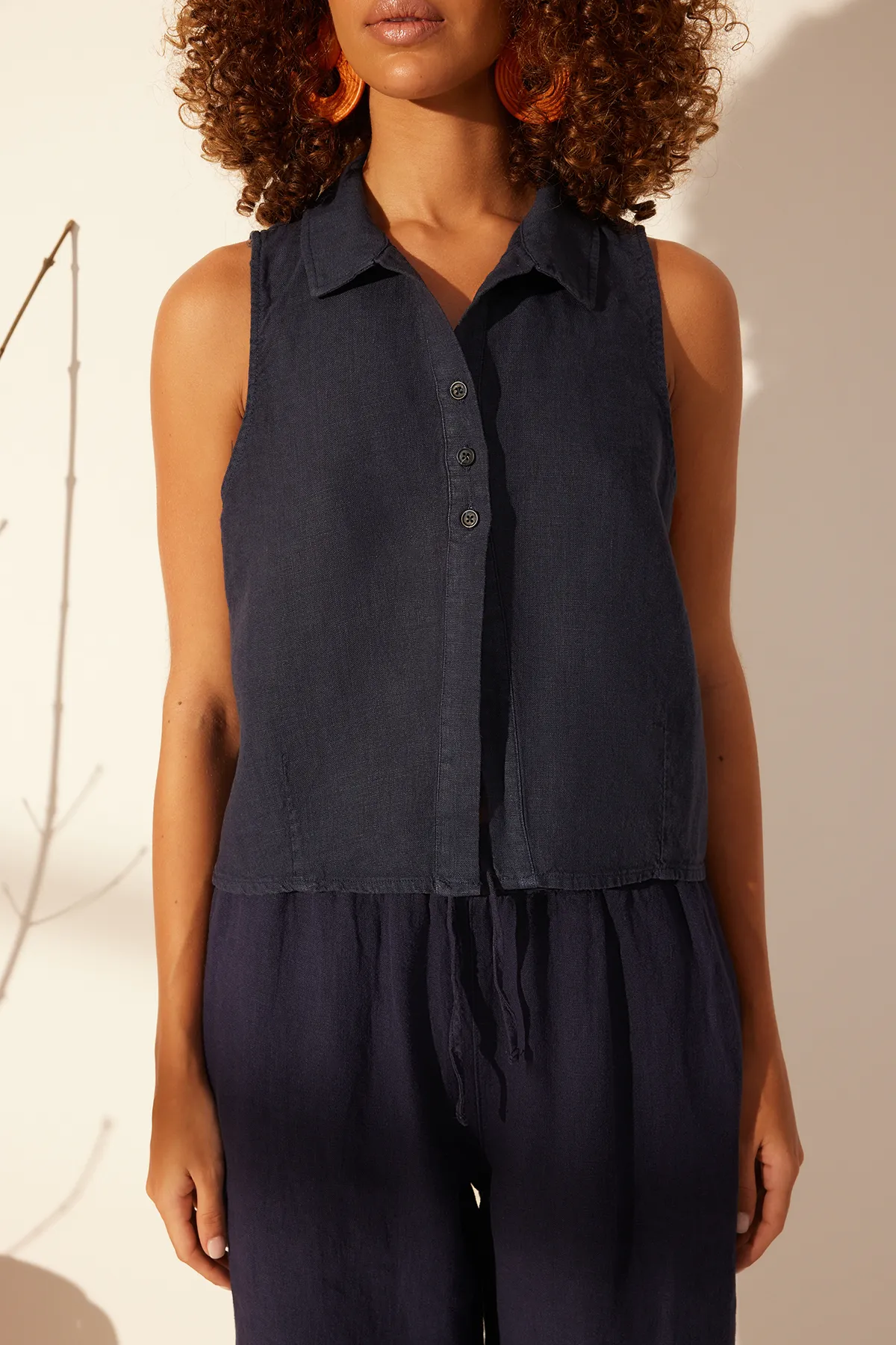 Trendyol Collection  Marineblaue Bluse aus 100 % Leinen TWOSS24BZ00417