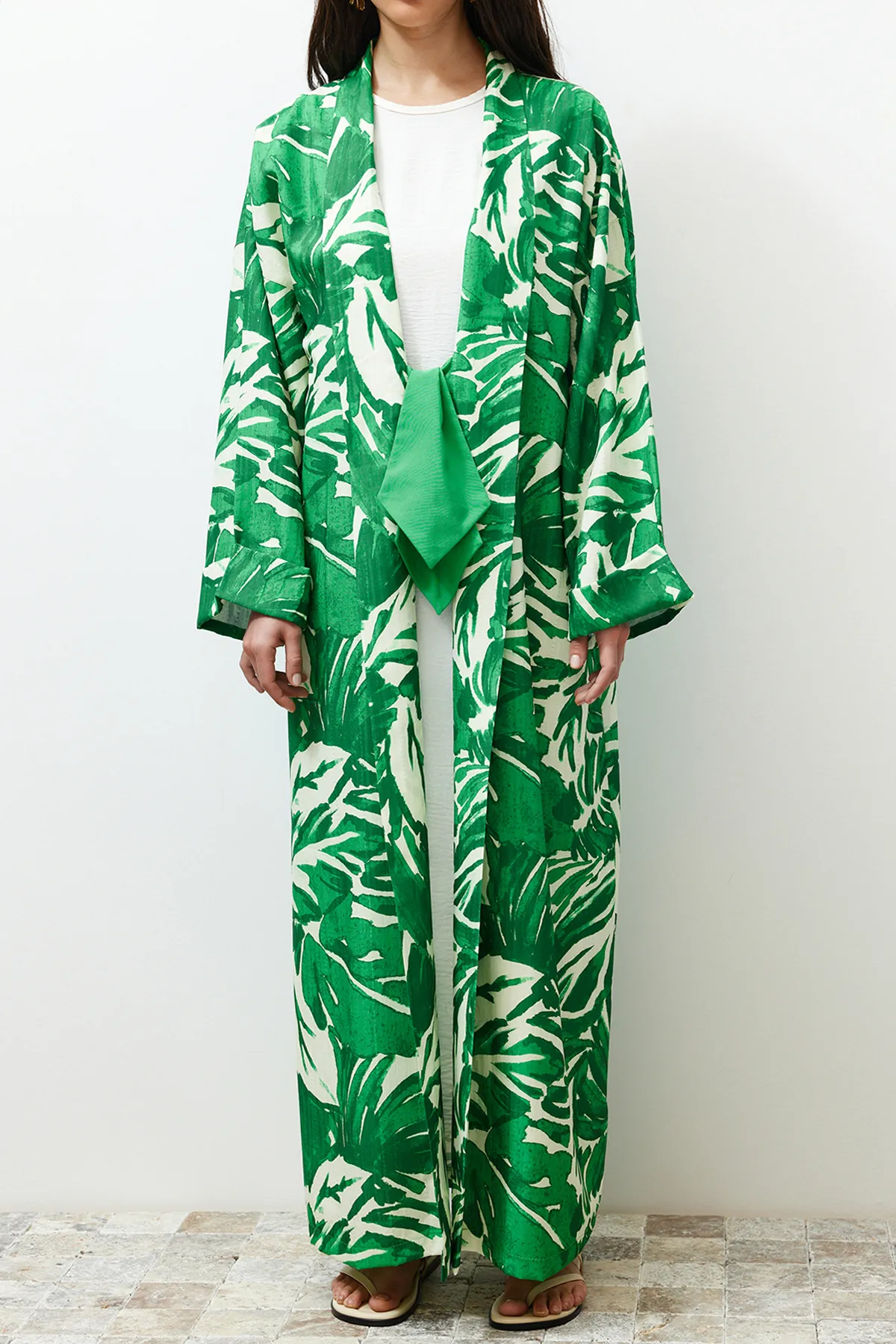 Trendyol Modest  Langer gewebter Kimono und Kaftan mit tropischem Muster in Grün TCTSS24KF00000