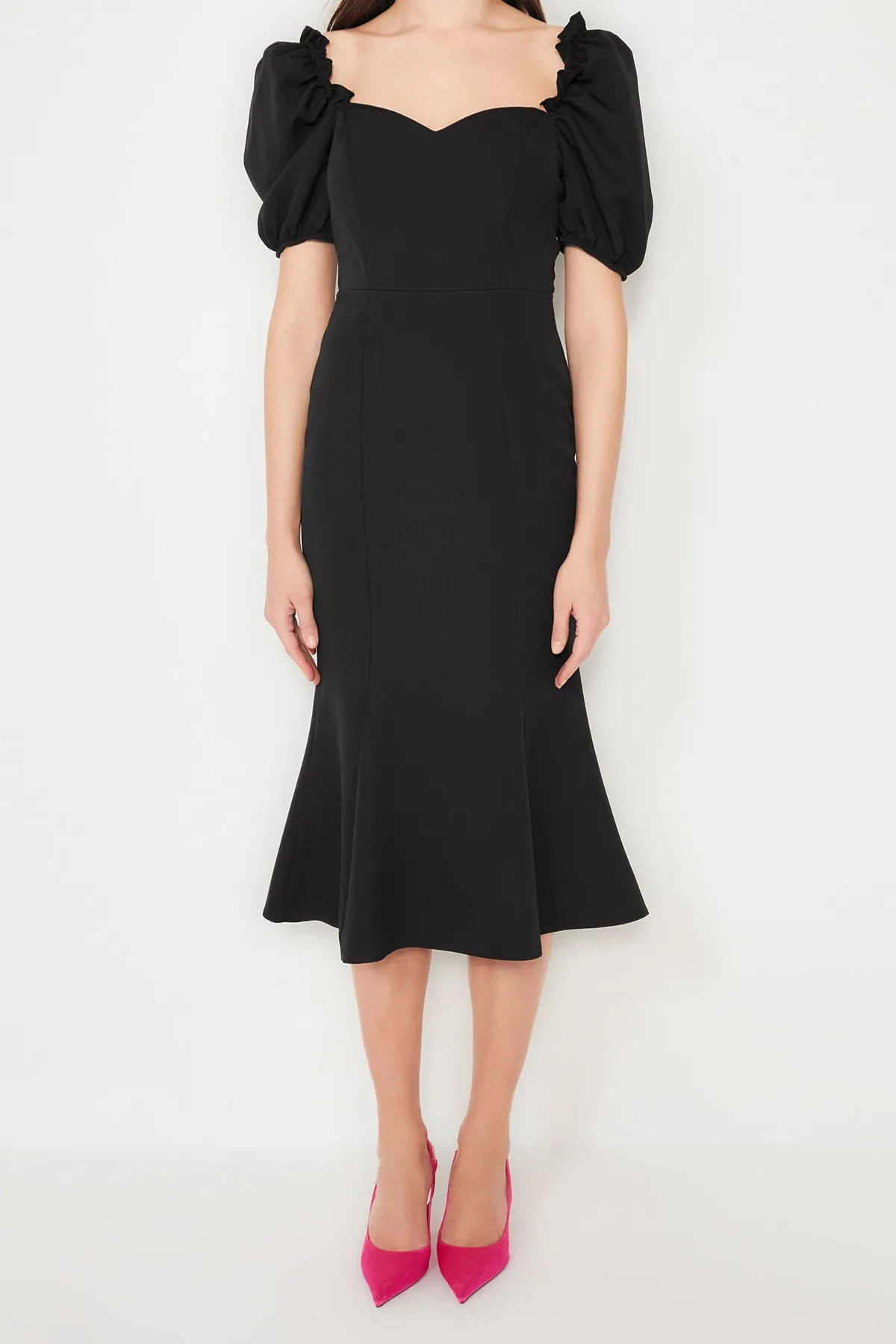 Trendyol Collection  Elegantes Abendkleid mit schwarzem Kragen und Ausschnitt TPRSS21EL0053