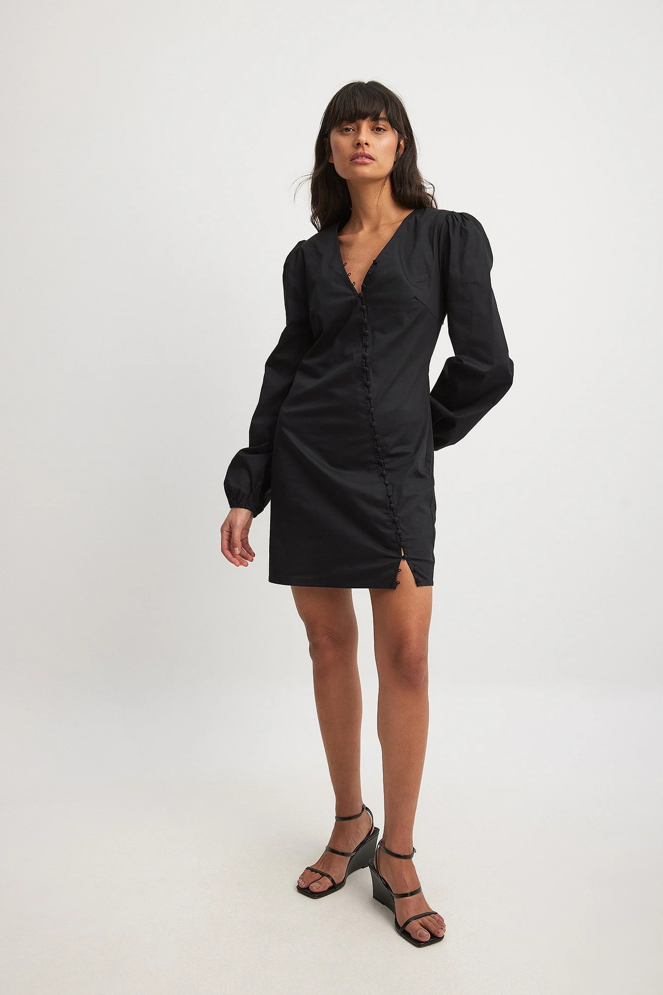 Asymmetrisches, langärmliges Minikleid mit Knöpfen