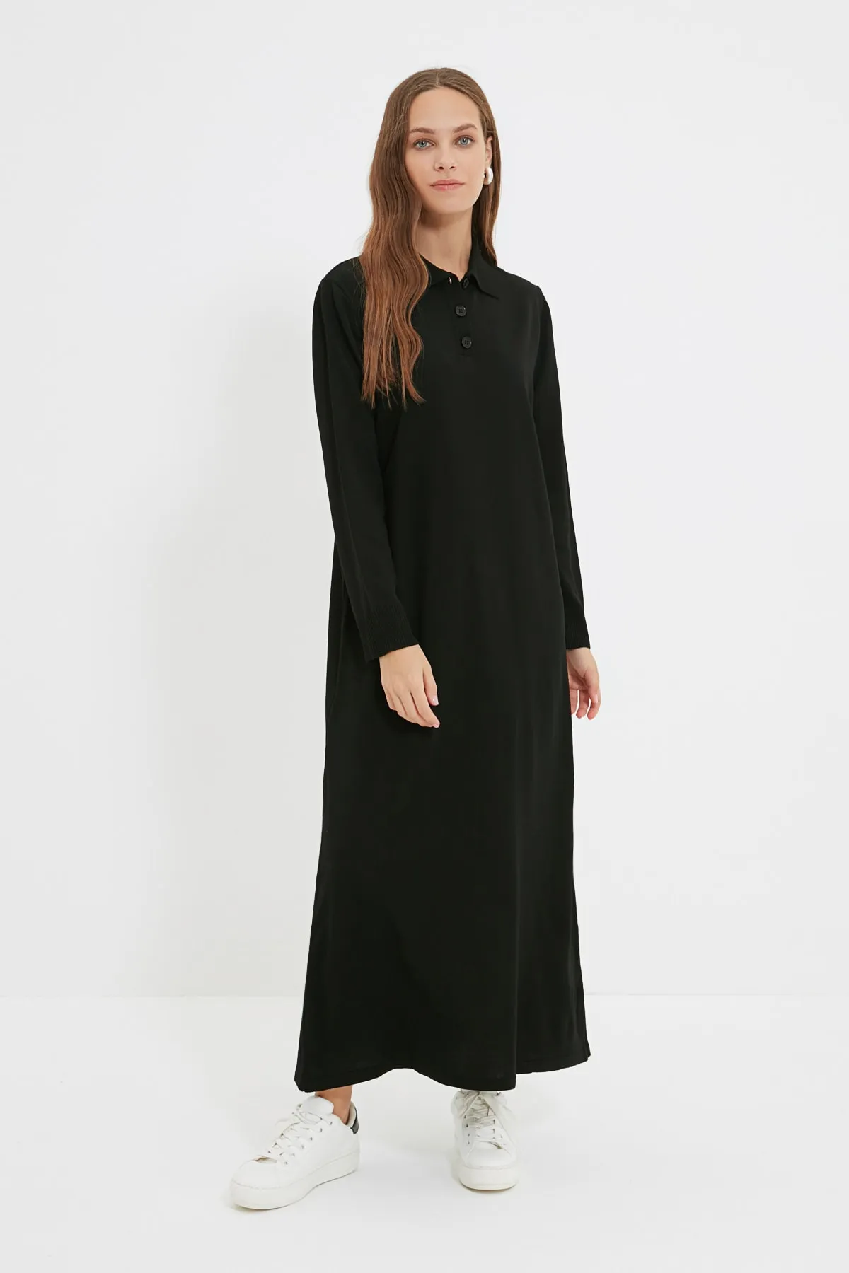 Trendyol Modest  Schwarzes gestreiftes Strickkleid mit Polokragen TCTAW22EB0212