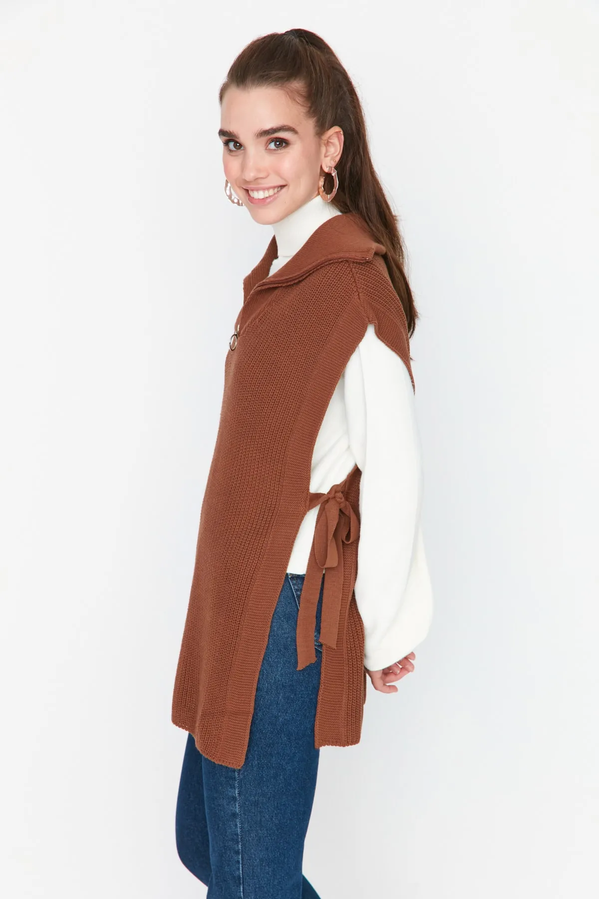 Trendyol Modest  Brauner Strickpullover mit seitlichem Bindeband und Reißverschlusskragen, detaillierter Strickpullover TCTAW22UV0009