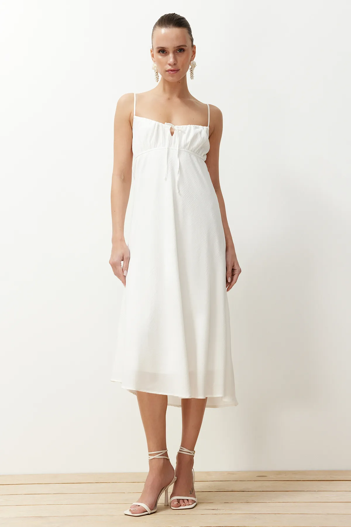 Trendyol Collection  Ecru gewebtes Midikleid TWOSS24EL00739