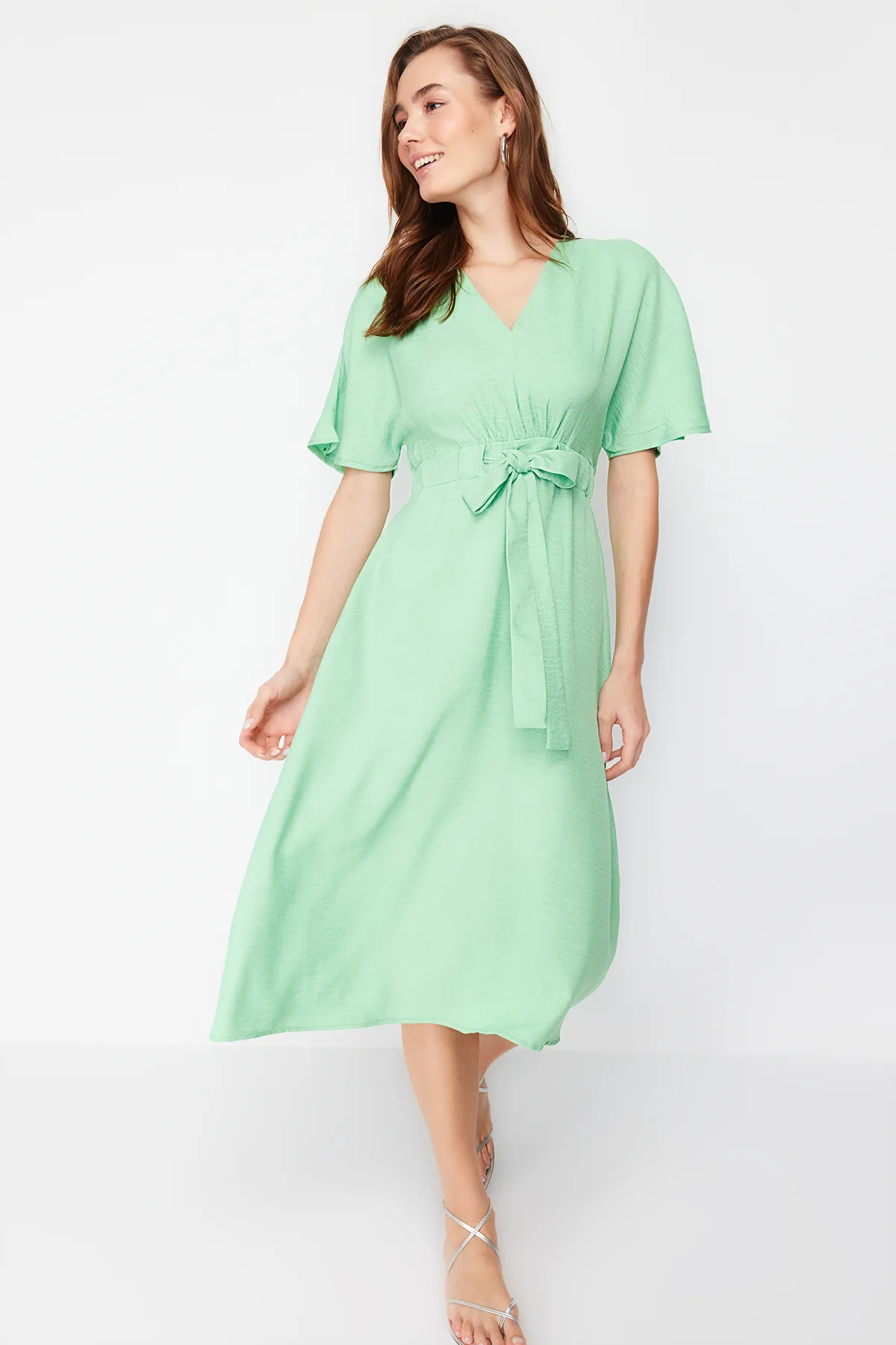 Trendyol Collection  Grünes Midi-Webkleid in A-Linie/Glockenform mit Bindedetail TWOSS23EL01543