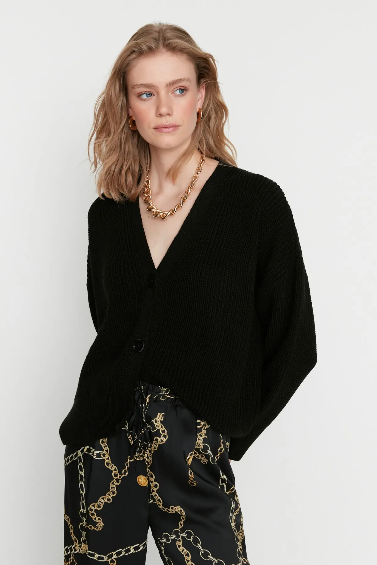Trendyol Collection  Schwarzer Strickcardigan mit V-Ausschnitt und weiter Passform TWOAW20HI0215