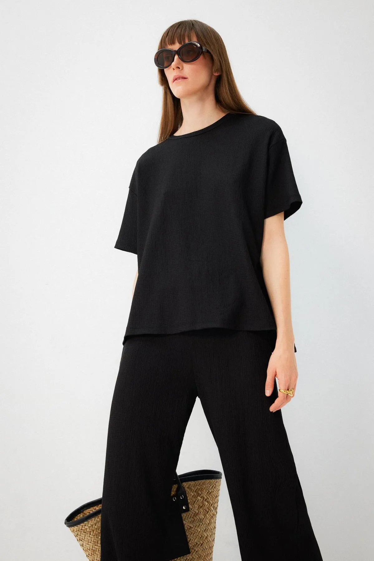 DeFacto  Kurzarm-T-Shirt mit normaler Passform und Rundhalsausschnitt Z9487az23sp